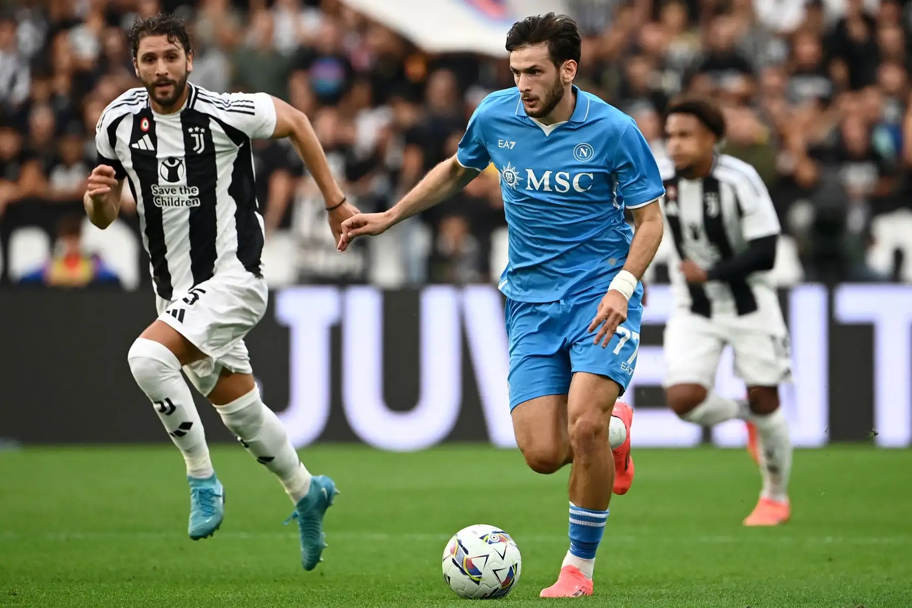 El delantero georgiano del Napoli, Khvicha Kvaratskhelia, controla el balón durante un partido de la Serie A italiana entre la Juventus y el Napoli en el estadio Allianz de Turín. Foto. ANDINA/AFP