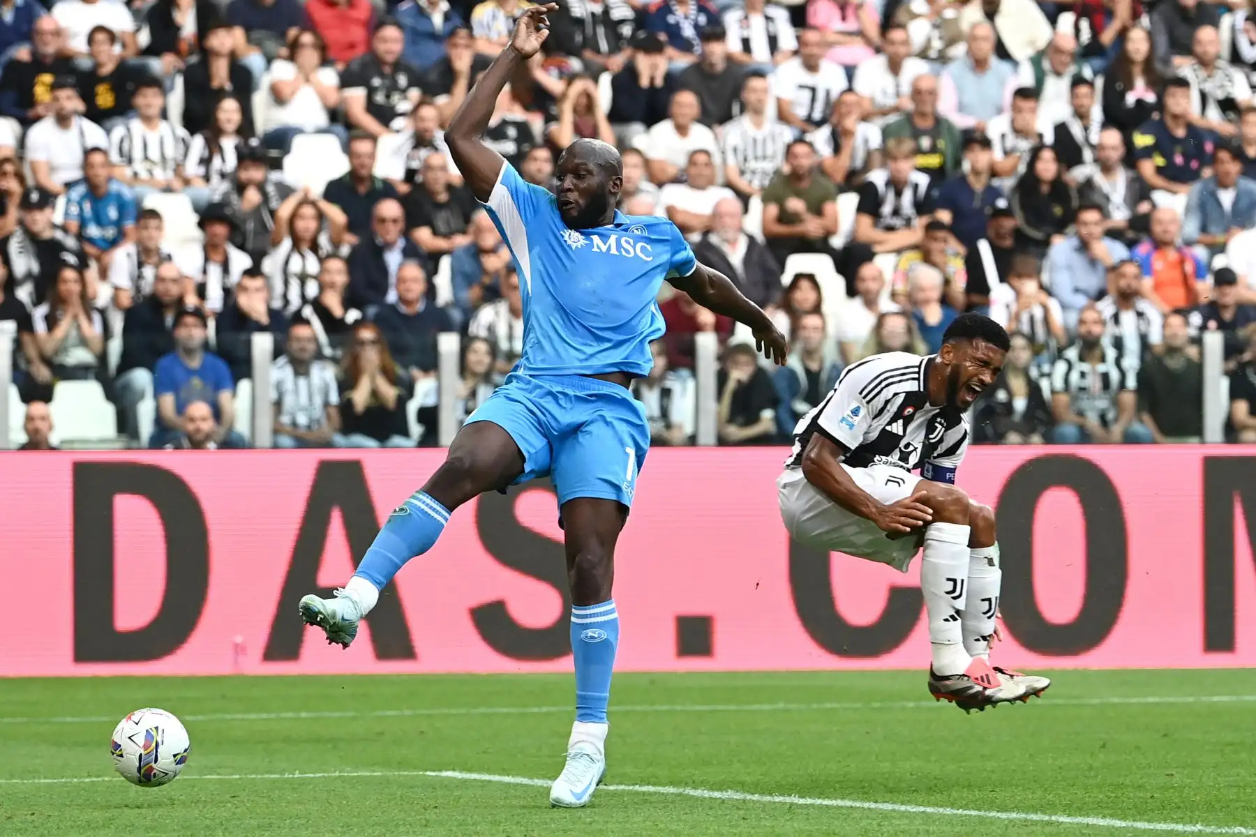 El defensa brasileño de la Juventus Bremer reacciona junto al delantero belga del Napoli, Romelu Lukaku, durante un partido de fútbol de la Serie A italiana entre la Juventus y el Napoli en el Estadio Allianz en Turín. 
Foto: ANDINA/AFP