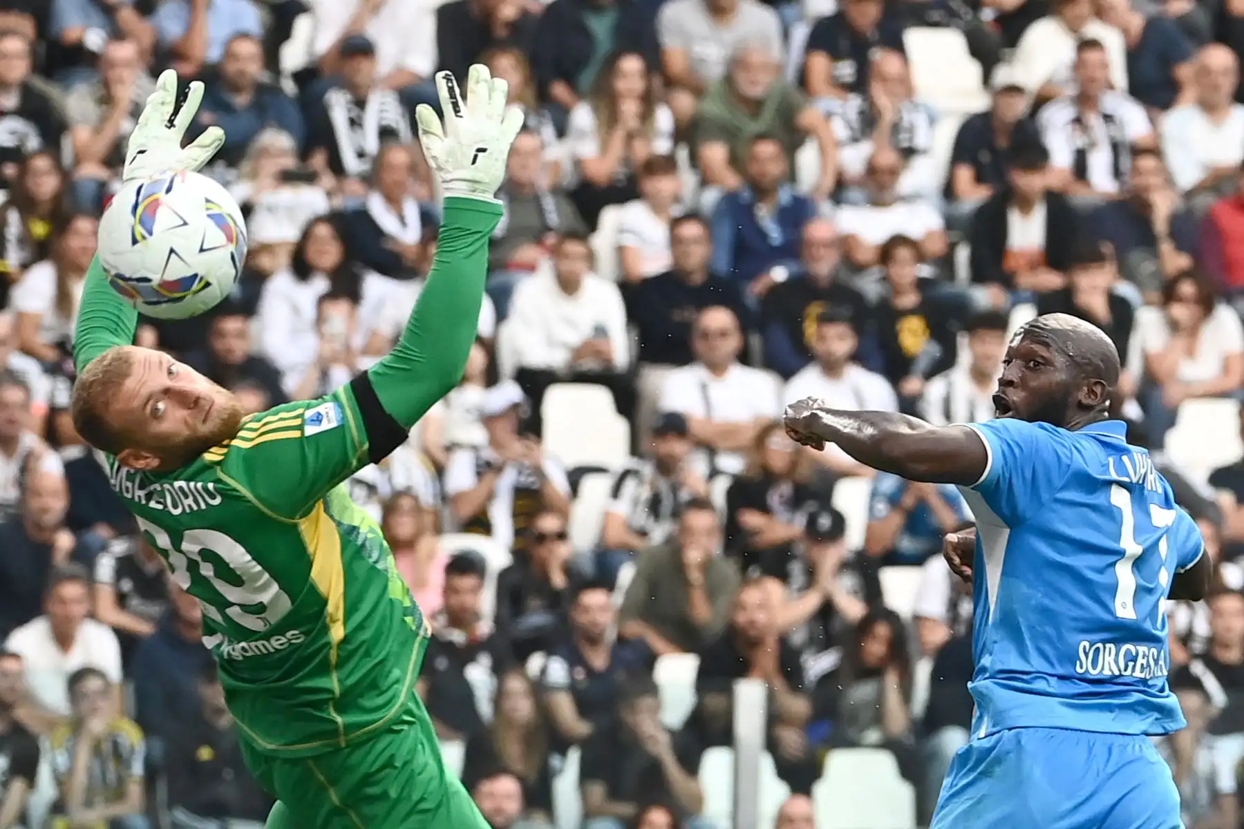 El delantero belga número 11 del Napoli, Romelu Lukaku, reacciona junto al portero italiano de la Juventus, Michele Di Gregorio, durante un partido de fútbol de la Serie A italiana entre la Juventus y el Napoli en el Estadio Allianz en Turín.Foto: ANDINA/AFP