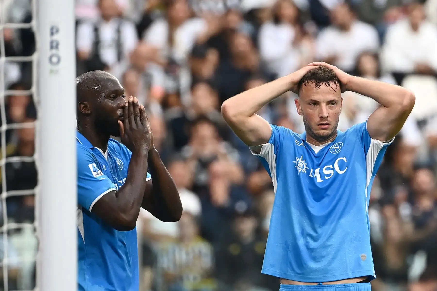 El delantero belga del Napoli, Romelu Lukaku, y el defensa kosovar número 13 del Napoli, Amir Rrahmani, reaccionan tras fallar una oportunidad de gol durante el partido de fútbol de la Serie A italiana entre la Juventus y el Napoli en el estadio de la Juventus en Turín. Foto: ANDINA/AFP
