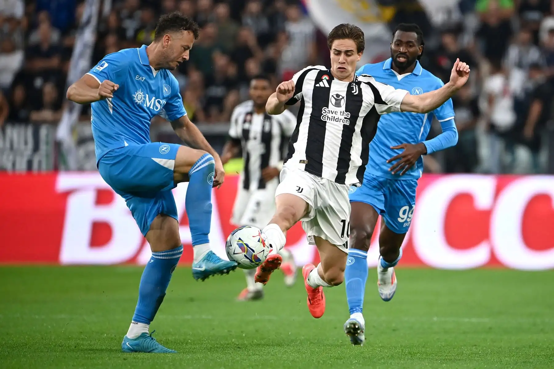 El delantero turco  de la Juventus, Kenan Yildiz, lucha por el balón con el defensor kosovar del Napoli, Amir Rrahmani, y el mediocampista camerunés del Napoli, Andre-Frank Zambo Anguissa, durante el partido de fútbol de la Serie A italiana, Juventus vs Napoli, en el estadio Juventus Stadium en Turín. Foto: ANDINA/AFP