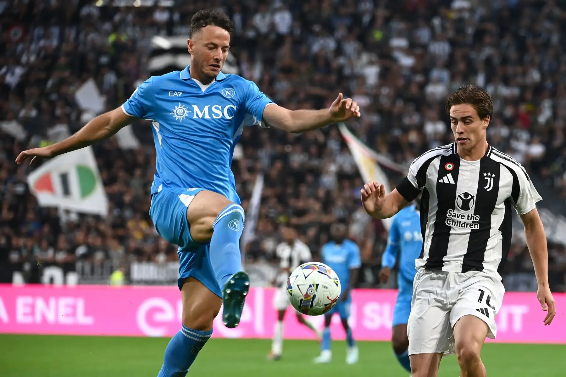 El defensa kosovar del Napoli, Amir Rrahmani , lucha por el balón con el delantero turco de la Juventus, Kenan Yildiz, durante el partido de fútbol de la Serie A italiana Juventus vs Napoli en el estadio Juventus Stadium en Turín. Foto. ANDINA/AFP