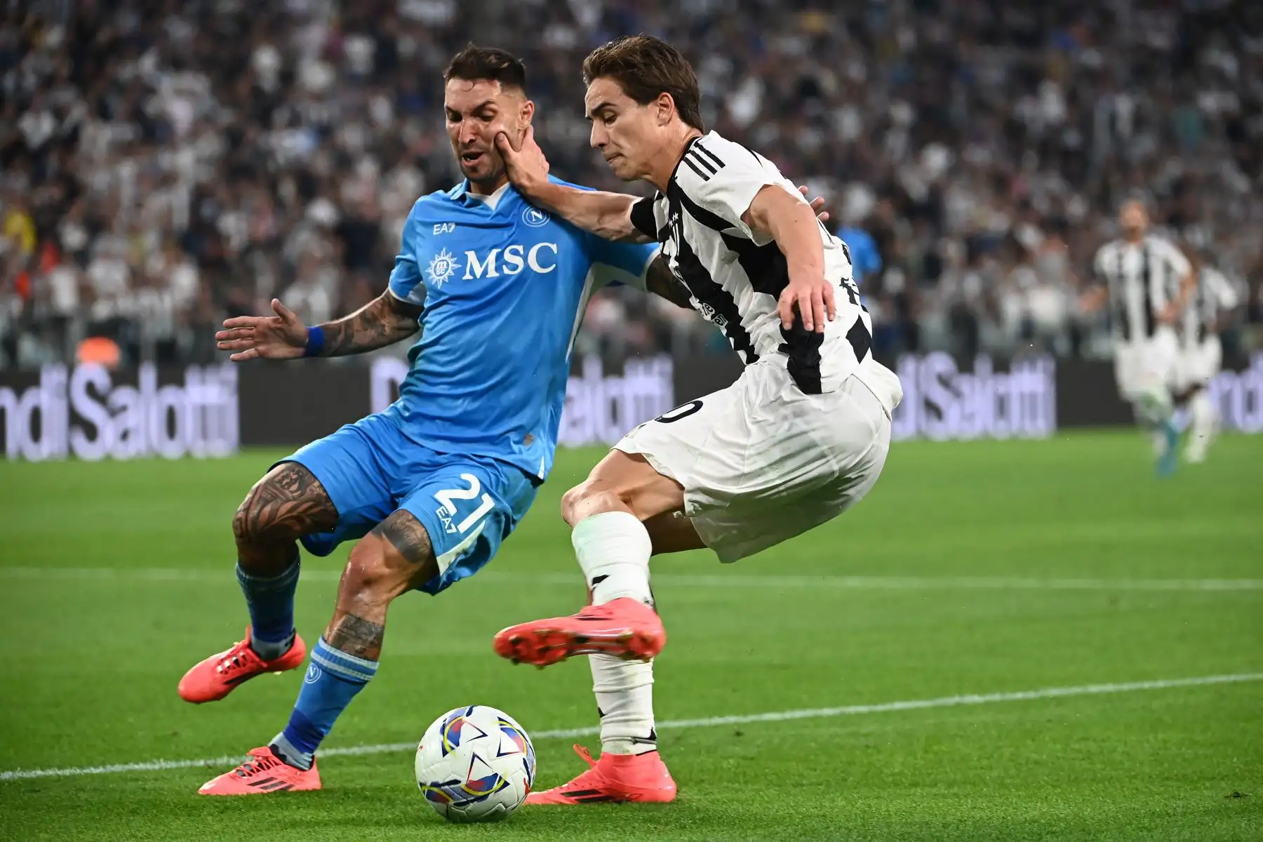 El delantero italiano del Napoli, Matteo Politano, lucha por el balón con el delantero turco de la Juventus, Kenan Yildiz, durante el partido de fútbol de la Serie A italiana Juventus vs Napoli en el Juventus Stadium en Turín. Foto: ANDINA/AFP