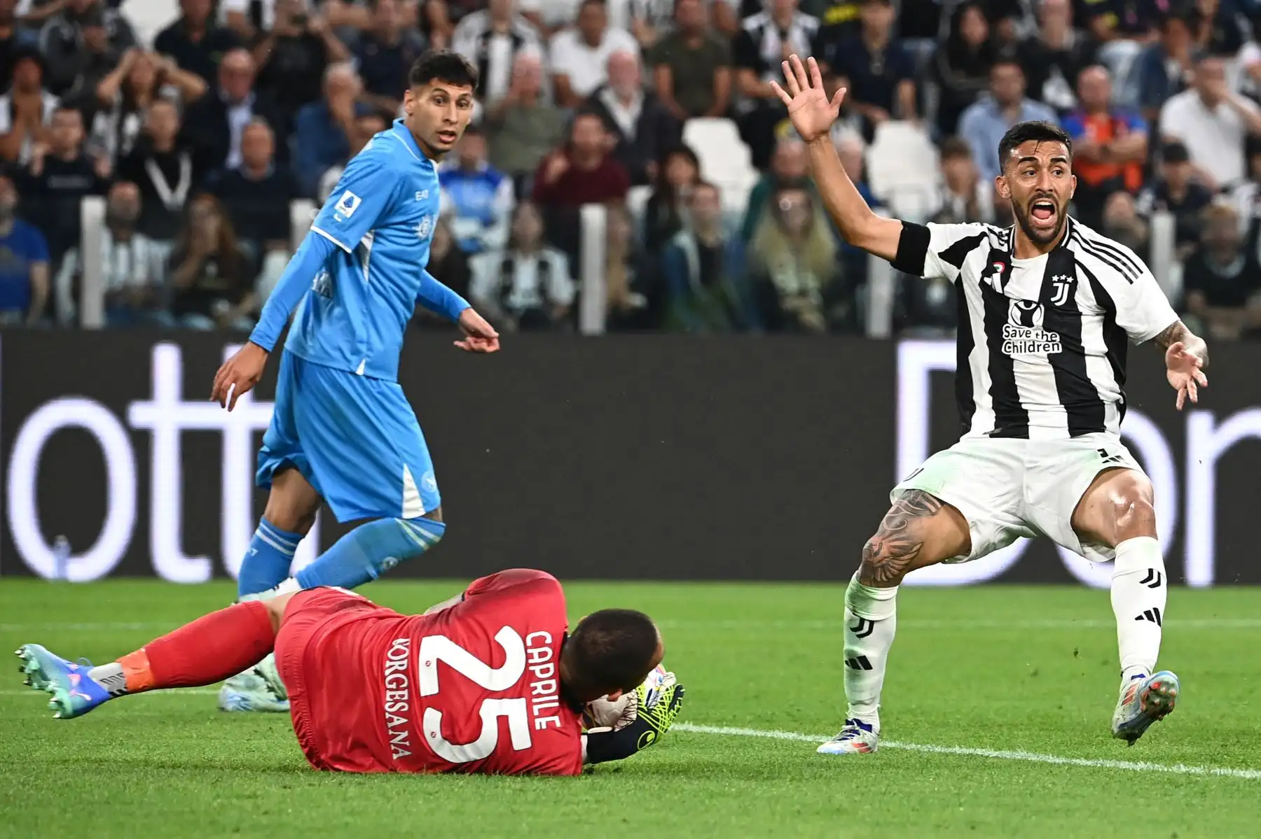 El defensa brasileño de la Juventus, el número 6 Danilo, reacciona junto al portero italiano del Napoli, Elia Caprile, durante el partido de fútbol de la Serie A italiana Juventus vs Napoli en el Juventus Stadium en Turín.  
Foto: ANDINA/AFP