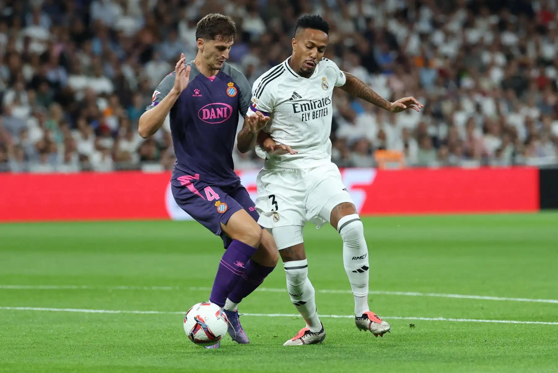 El defensa albanés del Espanyol, Marash Kumbulla, y el defensa brasileño del Real Madrid, Eder Militao, disputan el balón durante el partido de fútbol de la liga española entre el Real Madrid CF y el RCD Espanyol en el estadio Santiago Bernabéu de Madrid. Foto: ANDINA/AFP
