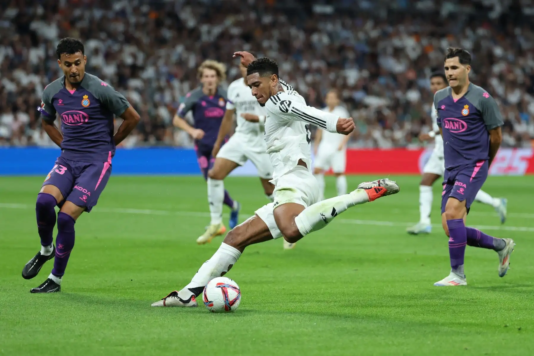 El defensa hispano-marroquí del Espanyol, Omar El Hilali, desafía al centrocampista inglés del Real Madrid, Jude Bellingham, mientras dispara durante el partido de fútbol de la liga española entre el Real Madrid CF y el RCD Espanyol en el estadio Santiago Bernabéu en Madrid. 
Foto: ANDINA/AFP