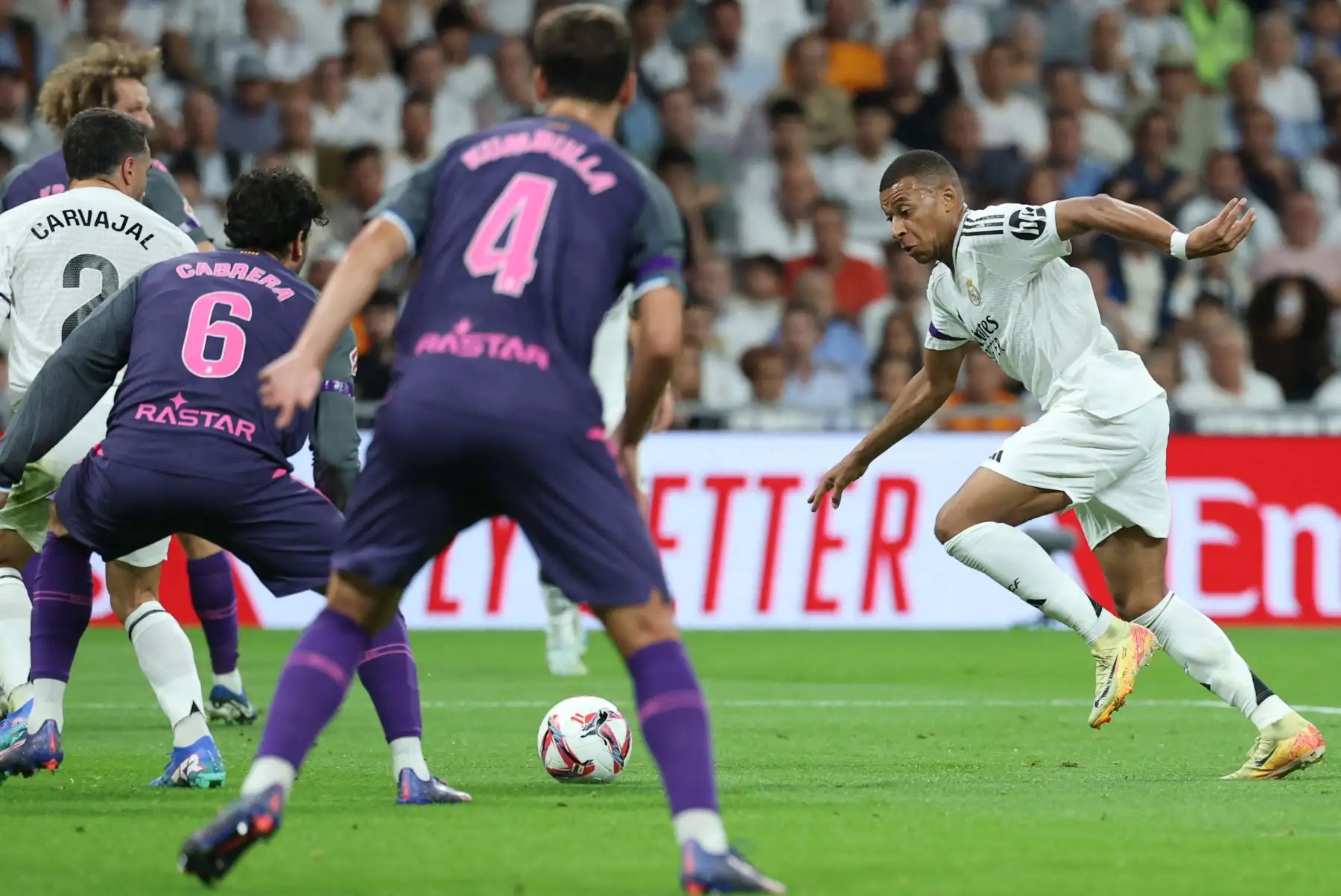 El delantero francés del Real Madrid, Kylian Mbappé, intenta el balón durante el partido de fútbol de la liga española entre el Real Madrid CF y el RCD Espanyol en el estadio Santiago Bernabéu de Madrid.
Foto. ANDINA/AFP