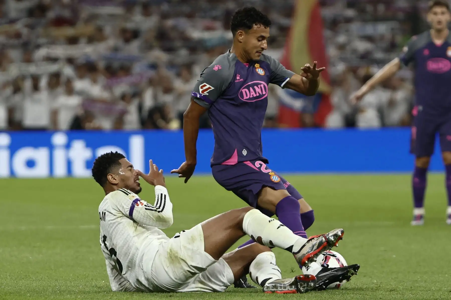 El centrocampista del Real Madrid Jude Bellingham y la defensa del Espanyol Omar durante el encuentro correspondiente a la sexta jornada de Laliga EA Sports que disputan hoy sábado Real Madrid y Espanyol en el estadio Santiago Bernábeu , en Madrid.
Foto: ANDINA/ EFE