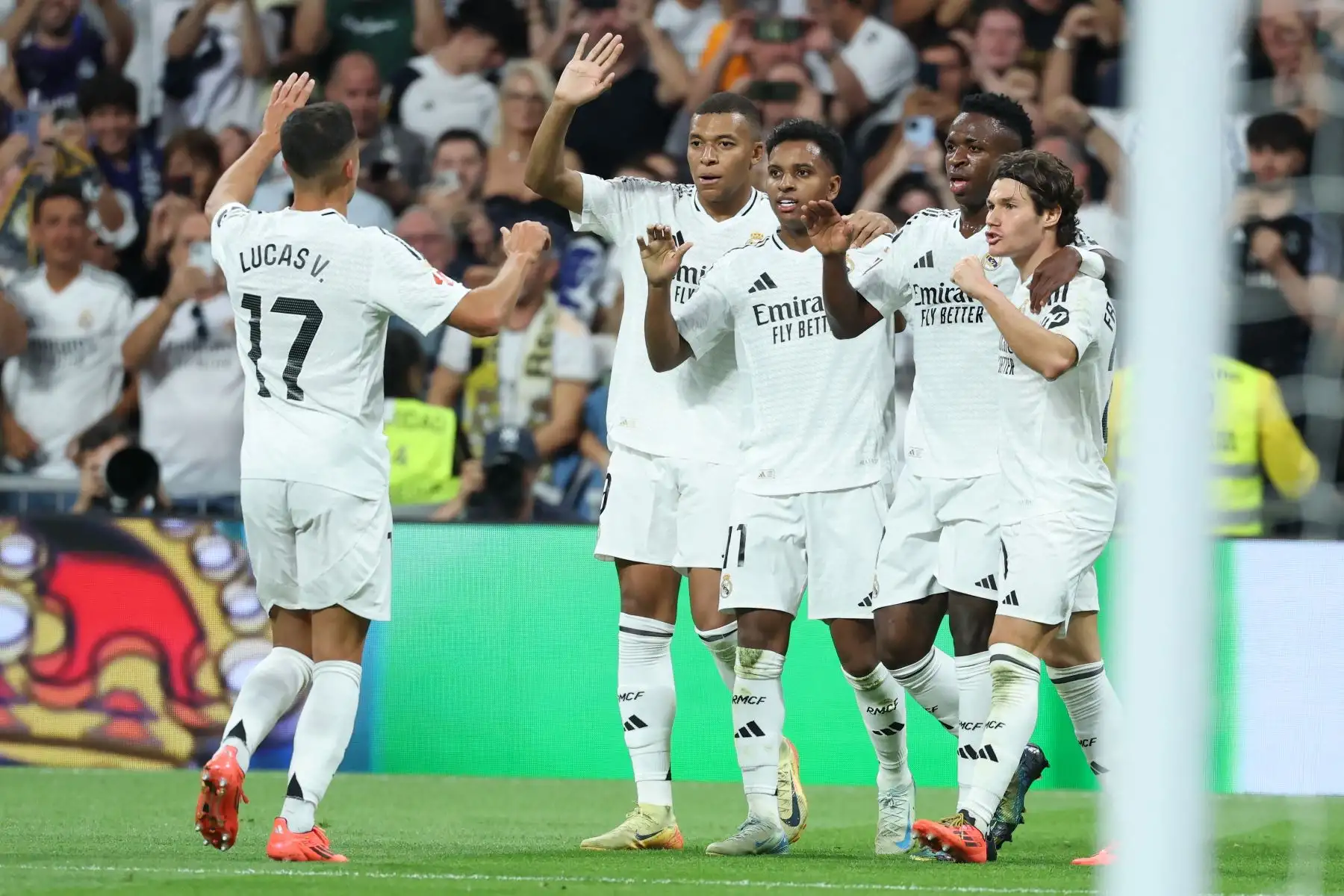 El delantero brasileño del Real Madrid, Rodrygo  celebra marcar el segundo gol de su equipo, con sus compañeros, durante el partido de fútbol de la liga española entre el Real Madrid CF y el RCD Espanyol en el estadio Santiago Bernabeu de Madrid.
Foto: AFP