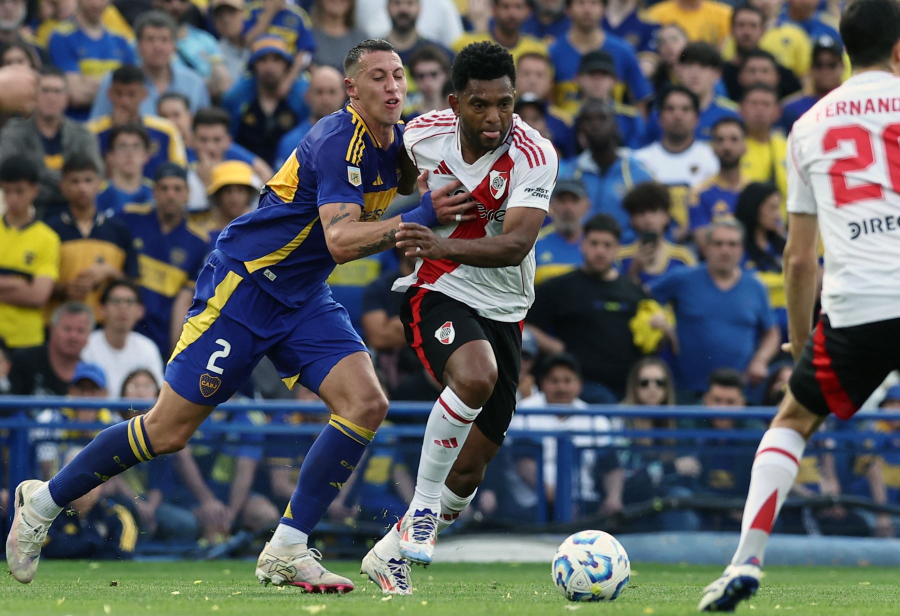 El delantero colombiano de River Plate, Miguel Borja, y el defensor de Boca Juniors, Cristian Lema, luchan por el balón durante el torneo de la Liga Argentina de Fútbol Profesional 2024 entre Boca Juniors y River Plate en el estadio Alberto José Armando 