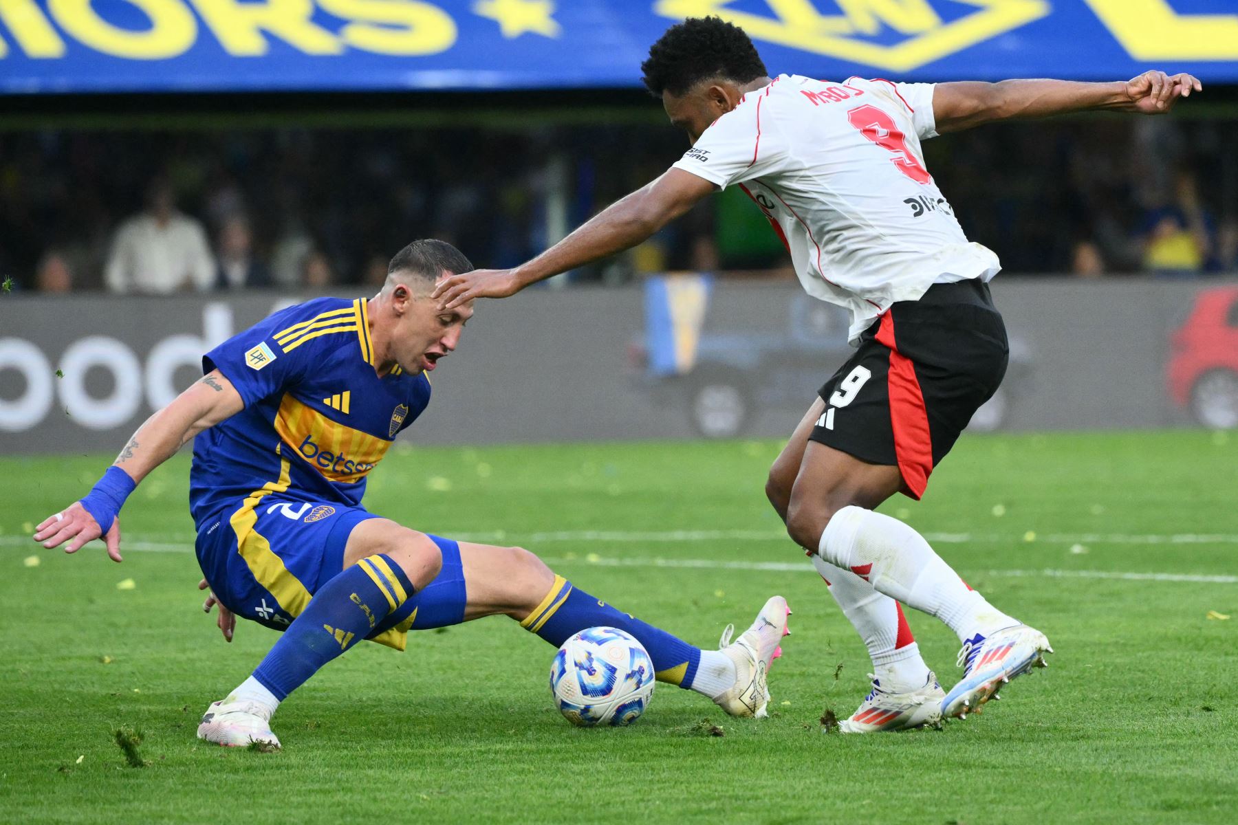 El defensor de Boca Juniors, Cristian Lema , y el delantero colombiano de River Plate, Miguel Borja, luchan por el balón durante el torneo de la Liga Argentina de Fútbol Profesional 2024 entre Boca Juniors y River Plate en el estadio Alberto José Armando 