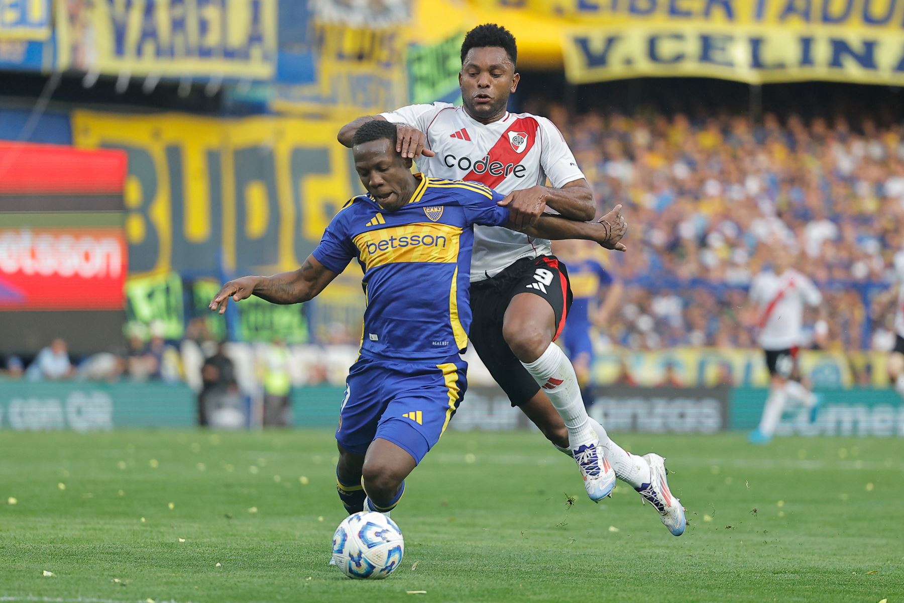 Luis Advíncula de Boca disputó un balón con Miguel Borja de River este sábado, en un partido de la fecha 15 de la Primera División entre Boca Juniors y River Plate en el estadio Alberto José Armando en Buenos Aires.
Foto: EFE