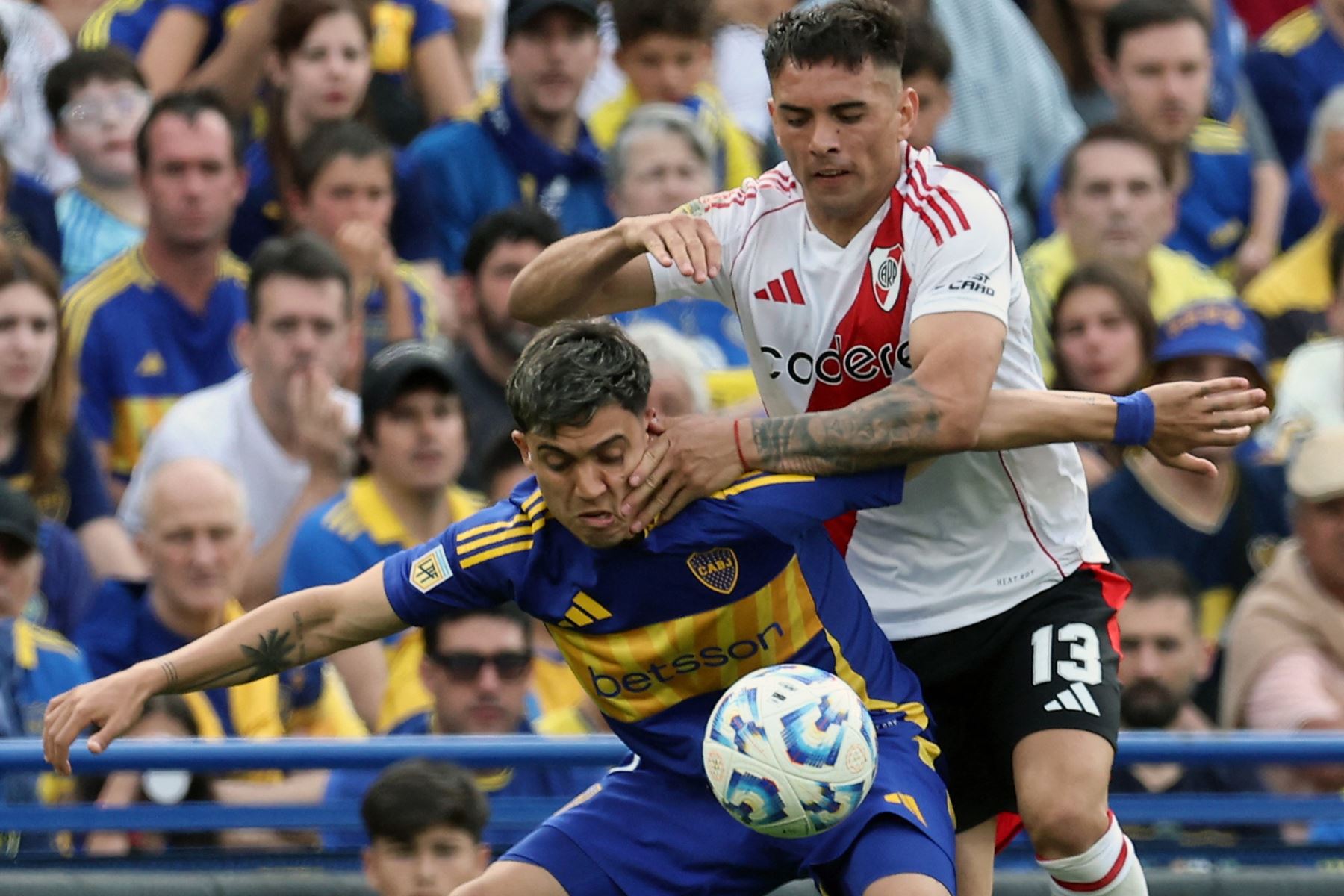 El delantero de Boca Juniors, Exequiel Zeballos, y el defensor de River Plate, Enzo Díaz, luchan por el balón durante el torneo de la Liga Argentina de Fútbol Profesional 2024 entre Boca Juniors y River Plate en el estadio Alberto José Armando 