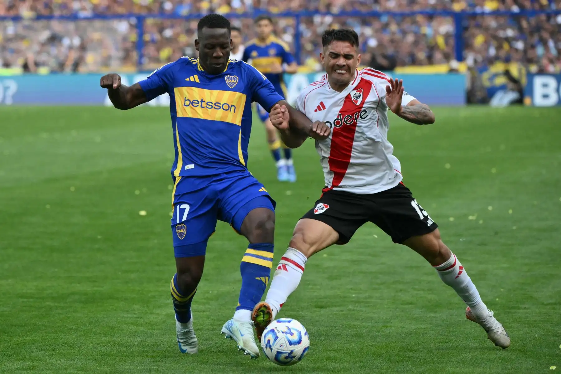 El defensor peruano de Boca Juniors, Luis Advíncula , y el defensor de River Plate, Enzo Díaz, luchan por el balón durante el torneo de la Liga Argentina de Fútbol Profesional 2024 entre Boca Juniors y River Plate en el estadio Alberto José Armando 