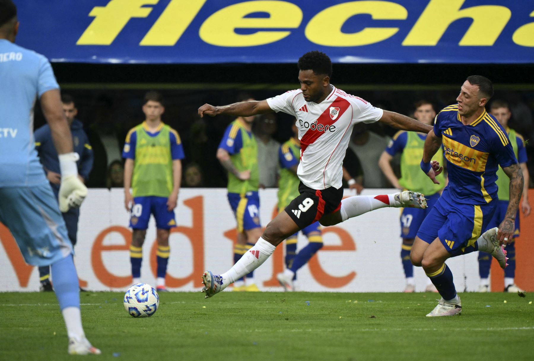 El delantero colombiano de River Plate, Miguel Borja, y el defensor de Boca Juniors, Cristian Lema, luchan por el balón durante el torneo de la Liga Argentina de Fútbol Profesional 2024 entre Boca Juniors y River Plate en el estadio Alberto José Armando 