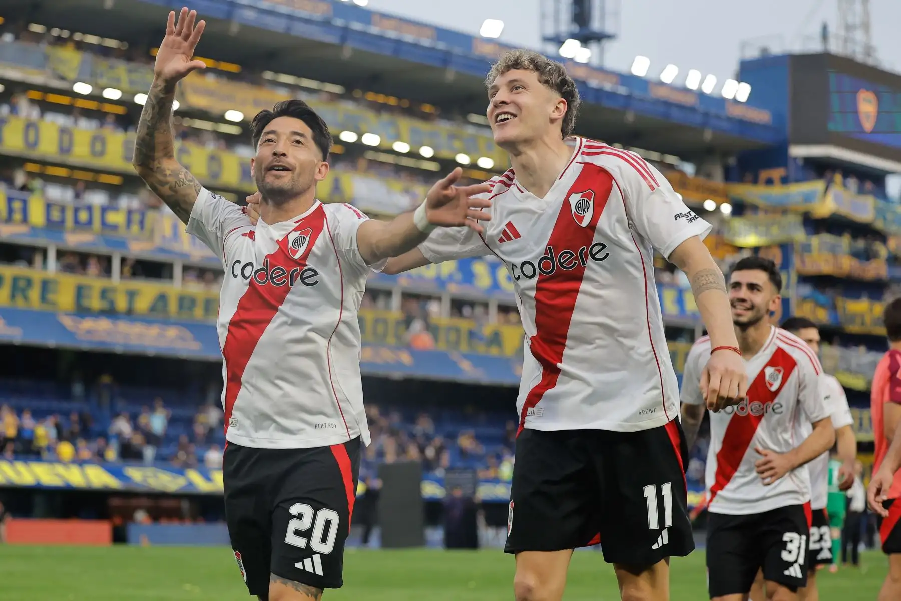 Milton Casco  y Facundo Colidio de River celebran este sábado, al final de un partido de la fecha 15 de la Primera División entre Boca Juniors y River Plate en el estadio Alberto José Armando en Buenos Aires.
Foto: EFE
