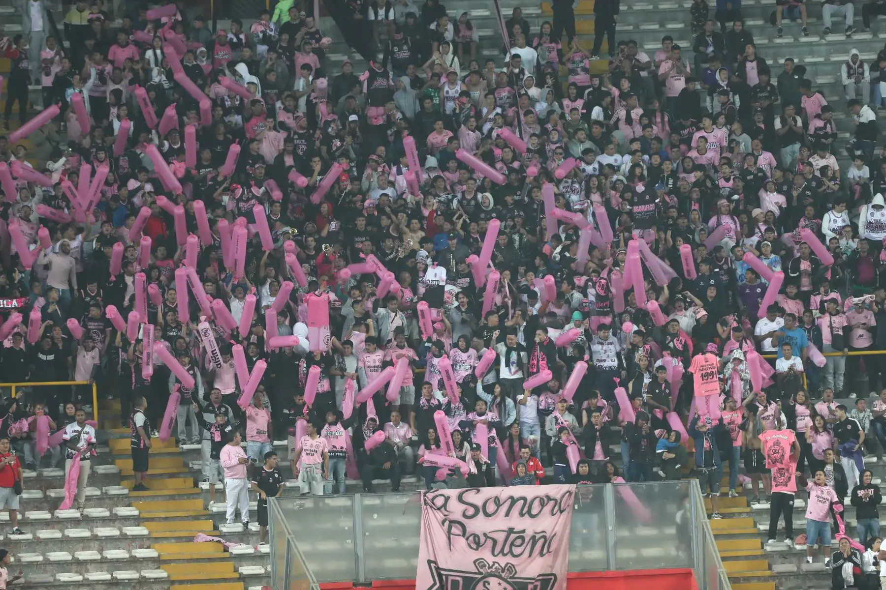Hinchas de  Sport Boys  alientan a su equipo que hoy se enfrenta al club Alianza Lima  por la fecha 12 del Torneo Clausura 2024 en el estadio Estadio Nacional.
Foto: ANDINA/ Lino Chipana