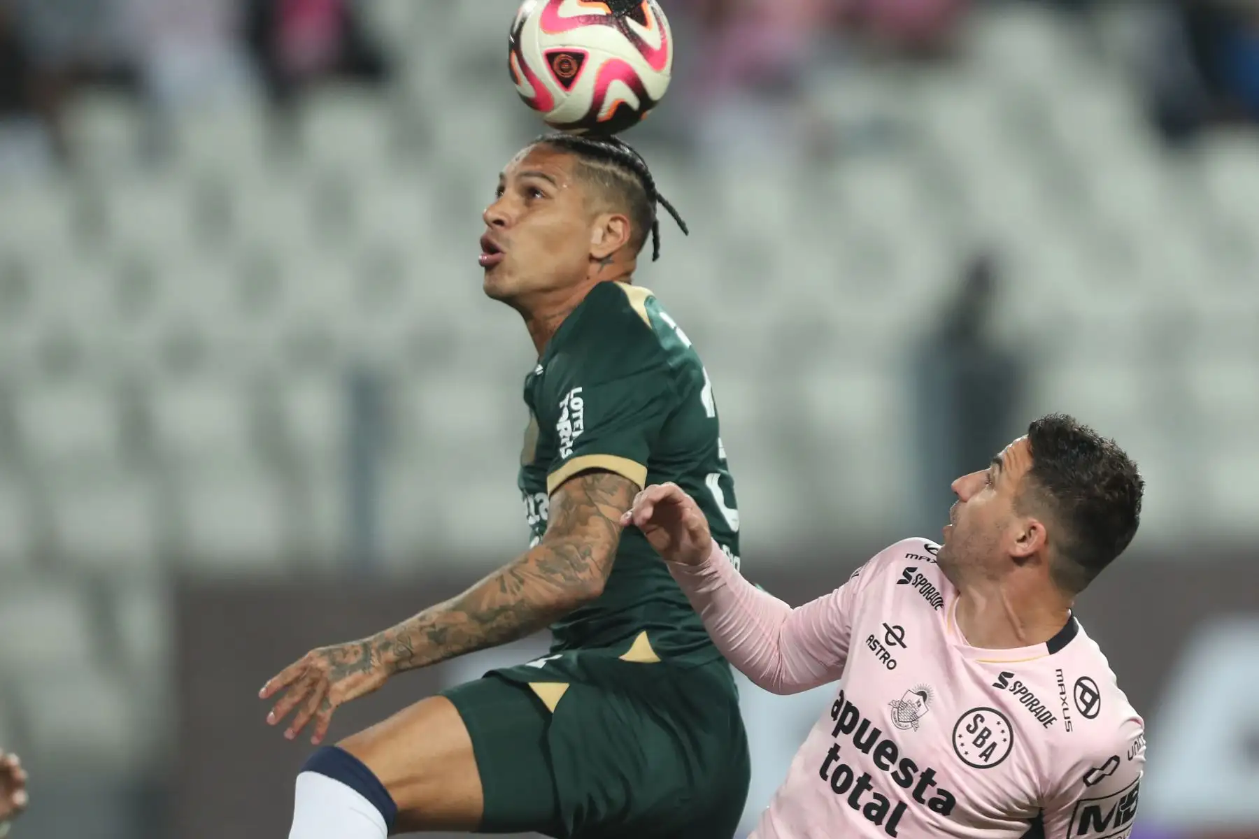 El jugador Paolo Guerrero de Alianza Lima disputa el balón   ante el jugador de Sport Boys por la fecha 12 del Torneo Clausura 2024 en el Estadio Nacional .
Foto: ANDINA/ Lino Chipana