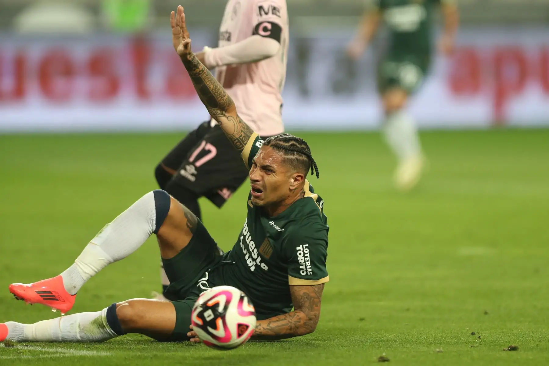 El jugador Paolo Guerrero de Alianza Lima disputa el balón   ante el jugador de Sport Boys por la fecha 12 del Torneo Clausura 2024 en el Estadio Nacional .
Foto: ANDINA/ Lino Chipana