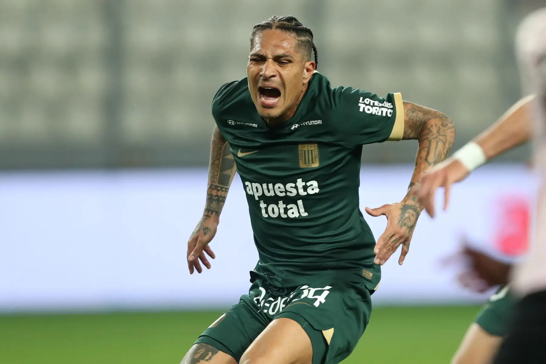 El jugador Paolo Guerrero de Alianza Lima disputa el balón   ante el jugador de Sport Boys por la fecha 12 del Torneo Clausura 2024 en el Estadio Nacional .
Foto: ANDINA/ Lino Chipana
