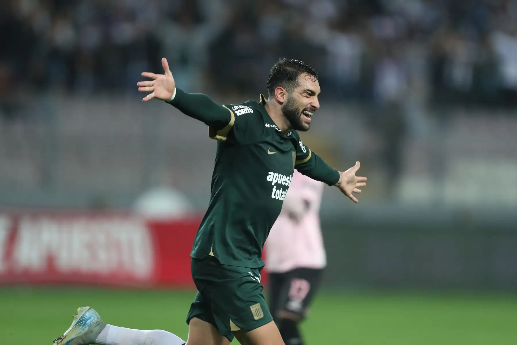 El jugador Juan Pablo Freytes  de Alianza Lima celebra su gol anotado ante Sport Boys por la fecha 12 del Torneo Clausura 2024 en el Estadio Nacional. Foto: ANDINA/ Lino Chipana