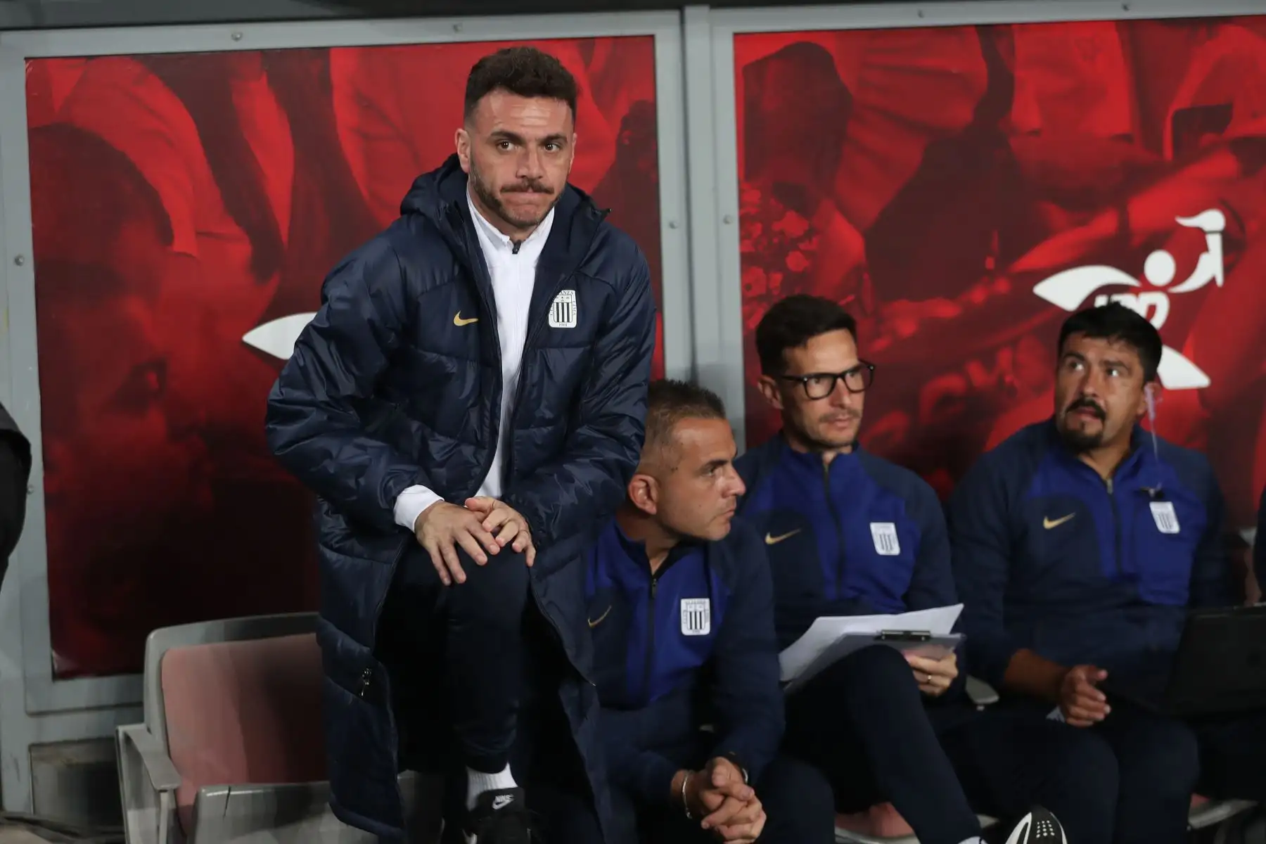 El entrenador Mariano Soso dirige a sus jugadores de Alianza Lima ante Sport Boys por la fecha 12 del Torneo Clausura 2024 en el Estadio Nacional. 
Foto: ANDINA/ Lino Chipana