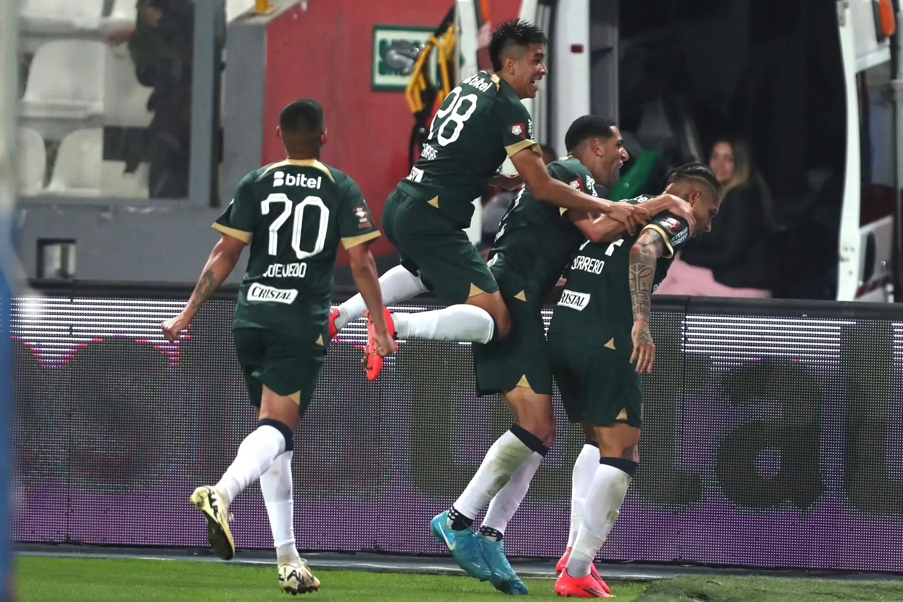 El jugador  Paolo Guerrero  de Alianza Lima celebra su gol anotado ante Sport Boys por la fecha 12 del Torneo Clausura 2024 en el Estadio Nacional. 
Foto: ANDINA/ Lino Chipana