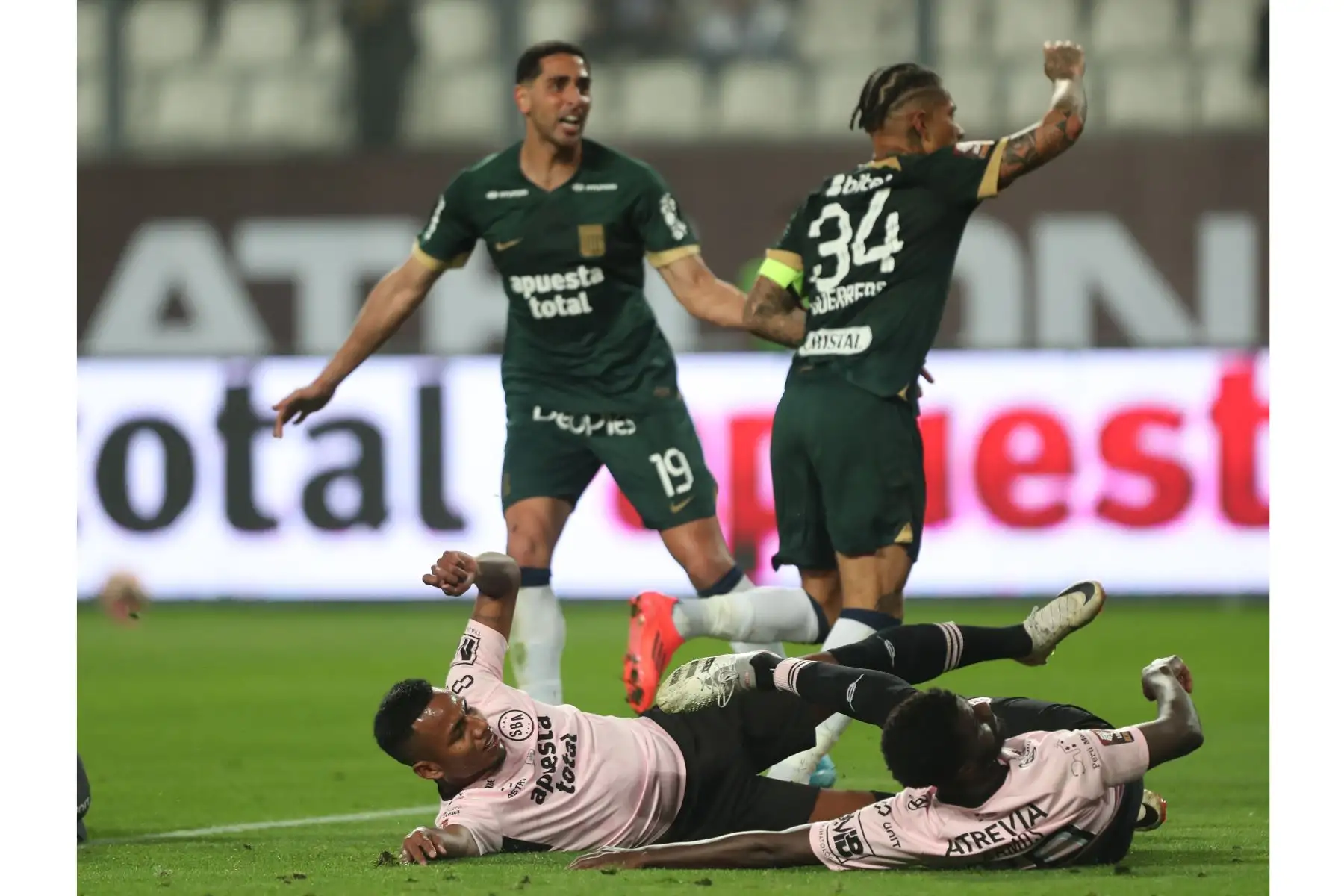El jugador  Paolo Guerrero  de Alianza Lima celebra su gol anotado ante Sport Boys por la fecha 12 del Torneo Clausura 2024 en el Estadio Nacional. 
Foto: ANDINA/ Lino Chipana