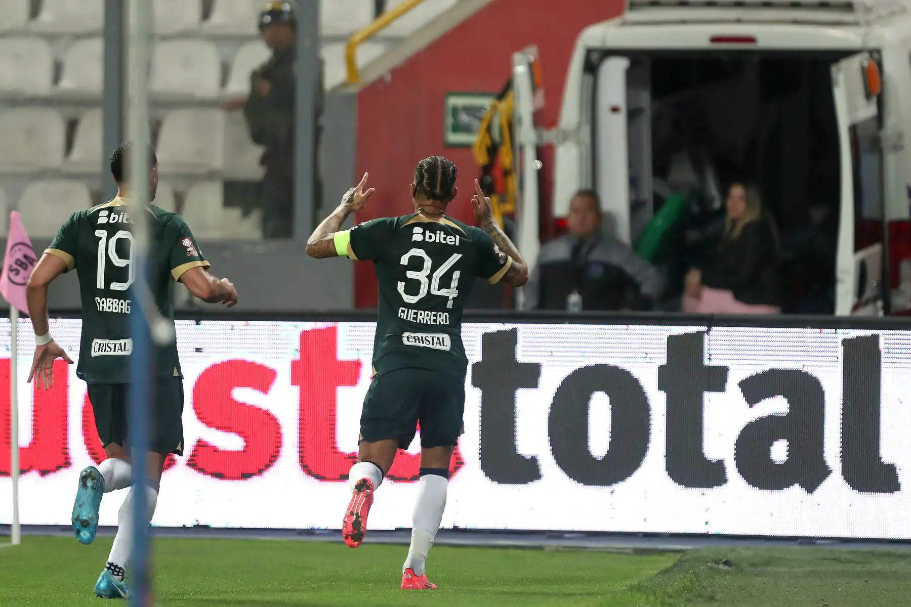 El jugador  Paolo Guerrero  de Alianza Lima celebra su gol anotado ante Sport Boys por la fecha 12 del Torneo Clausura 2024 en el Estadio Nacional. 
Foto: ANDINA/ Lino Chipana