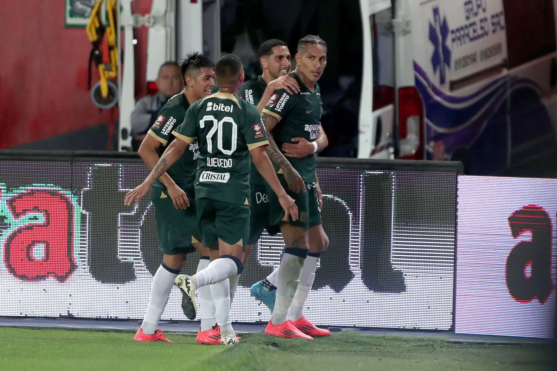 El jugador  Paolo Guerrero  de Alianza Lima celebra su gol anotado ante Sport Boys por la fecha 12 del Torneo Clausura 2024 en el Estadio Nacional. 
Foto: ANDINA/ Lino Chipana