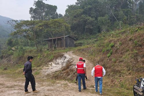 Personal del Ministerio de Vivienda, Construcción y Saneamiento, inspecciona viviendas afectadas por los incendios forestales. Foto: Cortesía.