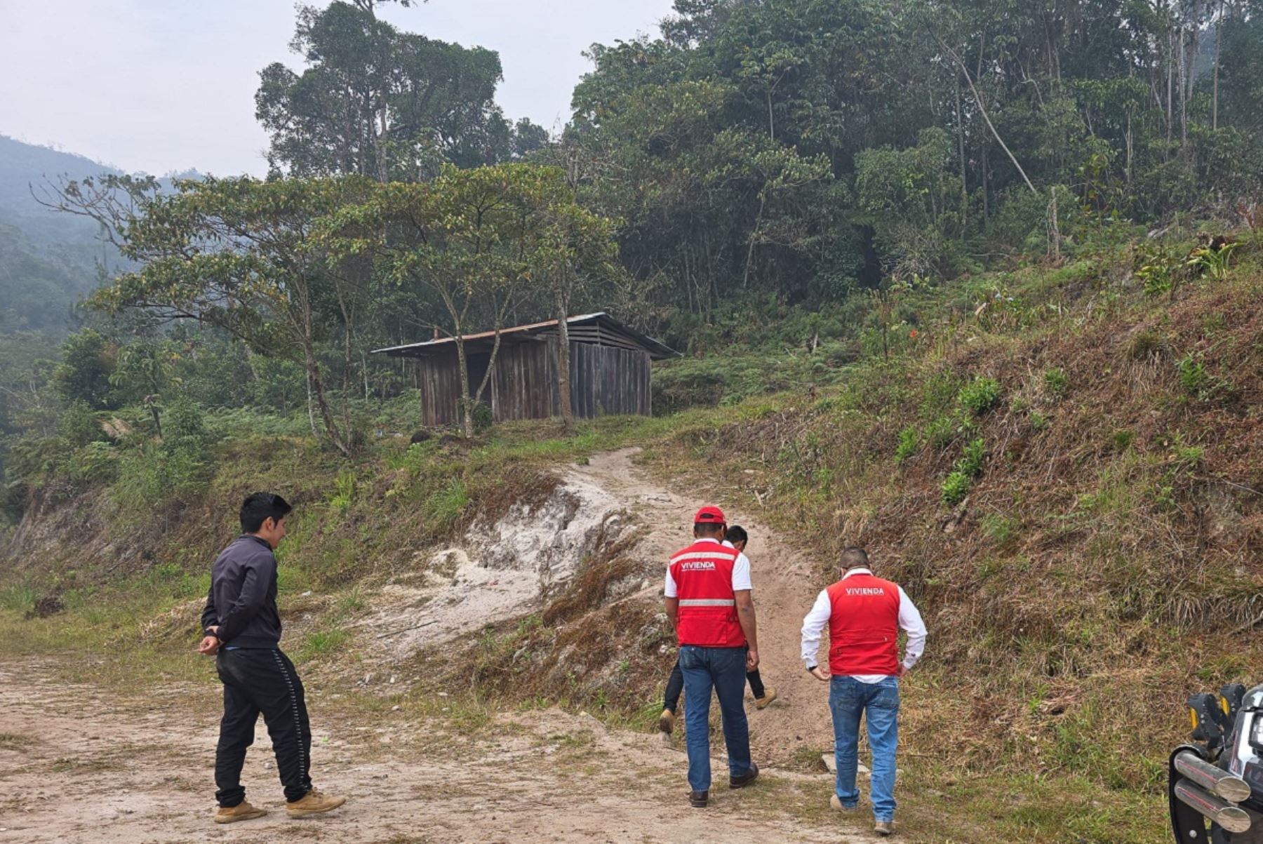 Personal del Ministerio de Vivienda, Construcción y Saneamiento, inspecciona viviendas afectadas por los incendios forestales. Foto: Cortesía.