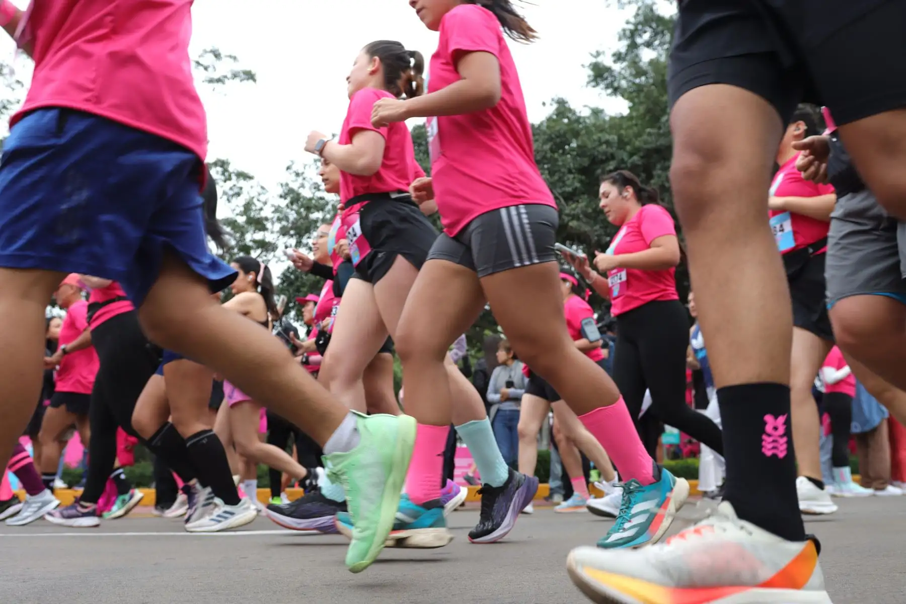 Más de cinco mil personas participaron en la carrera Barbie Run en San Borja, Lima, para celebrar el 65 aniversario de la icónica muñeca. Con distancias de 5 y 10 km, el evento incluyó actividades, regalos y un kit de corredor conmemorativo. Barbie continúa inspirando a generaciones de niñas a explorar su potencial ilimitado. Foto: ANDINA/Lino Chipana