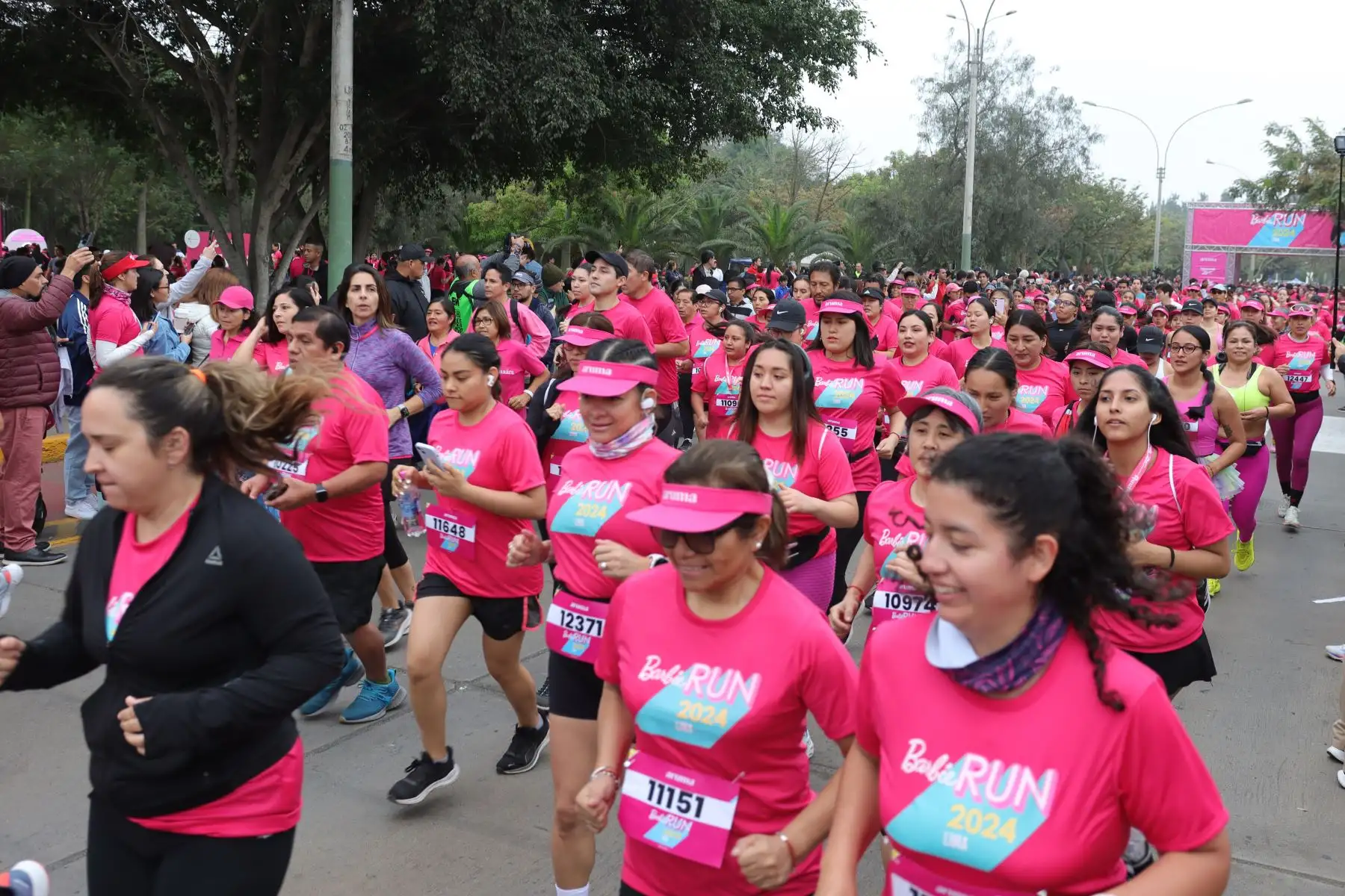 Más de cinco mil personas participaron en la carrera Barbie Run en San Borja, Lima, para celebrar el 65 aniversario de la icónica muñeca. Con distancias de 5 y 10 km, el evento incluyó actividades, regalos y un kit de corredor conmemorativo. Barbie continúa inspirando a generaciones de niñas a explorar su potencial ilimitado. Foto: ANDINA/Lino Chipana