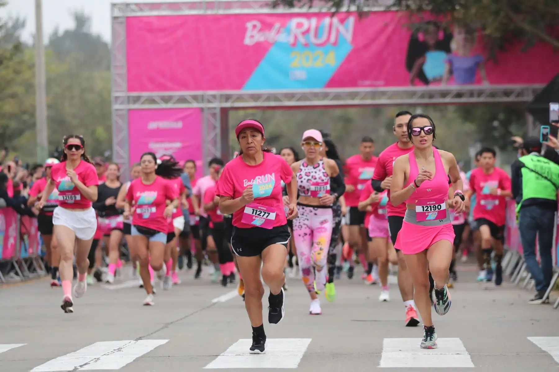Más de cinco mil personas participaron en la carrera Barbie Run en San Borja, Lima, para celebrar el 65 aniversario de la icónica muñeca. Con distancias de 5 y 10 km, el evento incluyó actividades, regalos y un kit de corredor conmemorativo. Barbie continúa inspirando a generaciones de niñas a explorar su potencial ilimitado. Foto: ANDINA/Lino Chipana