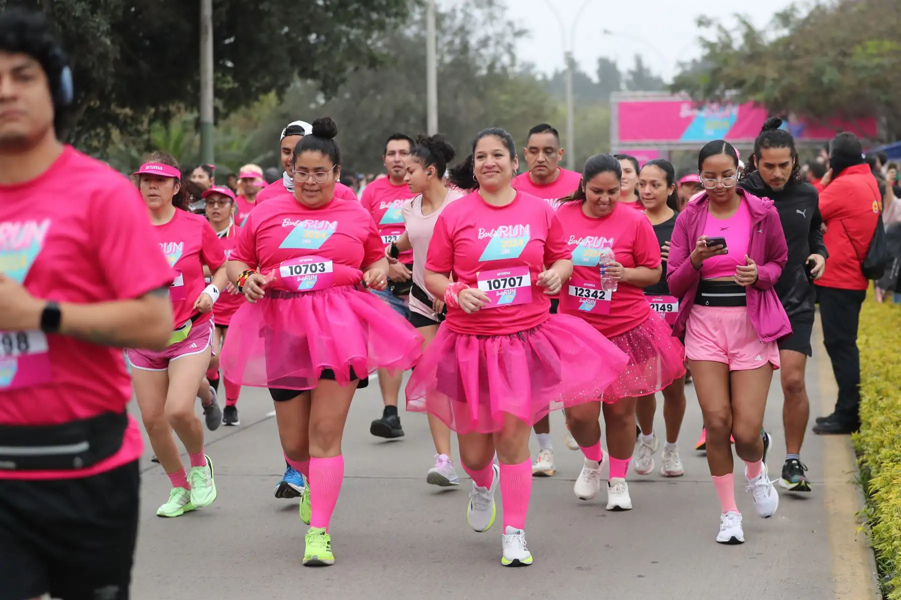 Más de cinco mil personas participaron en la carrera Barbie Run en San Borja, Lima, para celebrar el 65 aniversario de la icónica muñeca. Con distancias de 5 y 10 km, el evento incluyó actividades, regalos y un kit de corredor conmemorativo. Barbie continúa inspirando a generaciones de niñas a explorar su potencial ilimitado. Foto: ANDINA/Lino Chipana