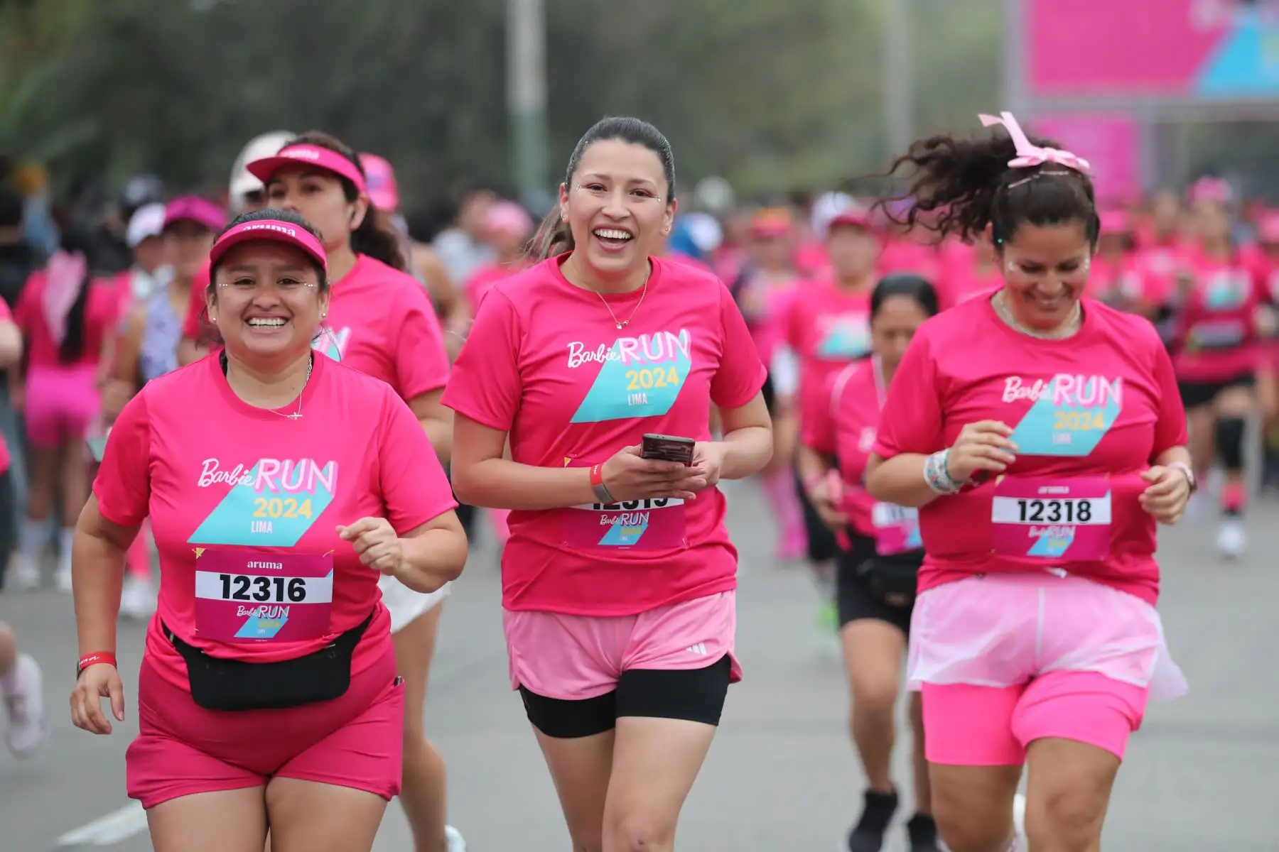 Más de cinco mil personas participaron en la carrera Barbie Run en San Borja, Lima, para celebrar el 65 aniversario de la icónica muñeca. Con distancias de 5 y 10 km, el evento incluyó actividades, regalos y un kit de corredor conmemorativo. Barbie continúa inspirando a generaciones de niñas a explorar su potencial ilimitado. Foto: ANDINA/Lino Chipana