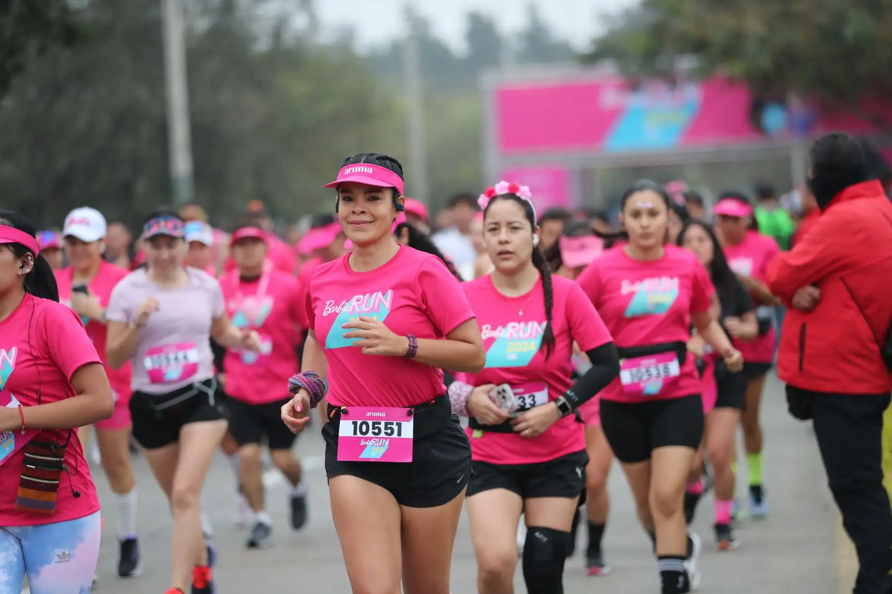 Más de cinco mil personas participaron en la carrera Barbie Run en San Borja, Lima, para celebrar el 65 aniversario de la icónica muñeca. Con distancias de 5 y 10 km, el evento incluyó actividades, regalos y un kit de corredor conmemorativo. Barbie continúa inspirando a generaciones de niñas a explorar su potencial ilimitado. Foto: ANDINA/Lino Chipana