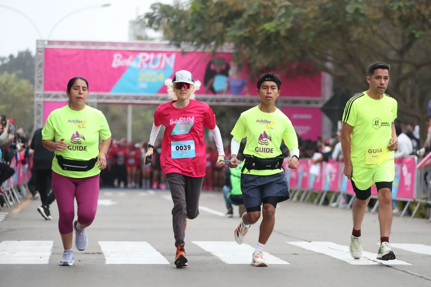 Más de cinco mil personas participaron en la carrera Barbie Run en San Borja, Lima, para celebrar el 65 aniversario de la icónica muñeca. Con distancias de 5 y 10 km, el evento incluyó actividades, regalos y un kit de corredor conmemorativo. Barbie continúa inspirando a generaciones de niñas a explorar su potencial ilimitado. Foto: ANDINA/Lino Chipana