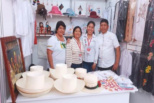 Valiosas y coloridas piezas de arte, exponen y comercializan 30 artesanos de diferentes distritos de la región Lambayeque en la Feria Artesanías del Perú en Chiclayo.