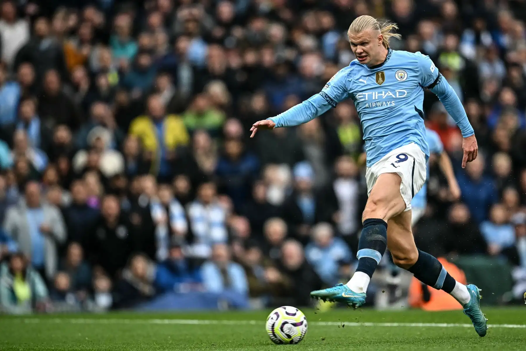 El delantero noruego del Manchester City, Erling Haaland, marca el primer gol del equipo durante el partido de fútbol de la Premier League inglesa entre el Manchester City y el Arsenal en el Etihad Stadium en Manchester. Foto: ANDINA/AFP