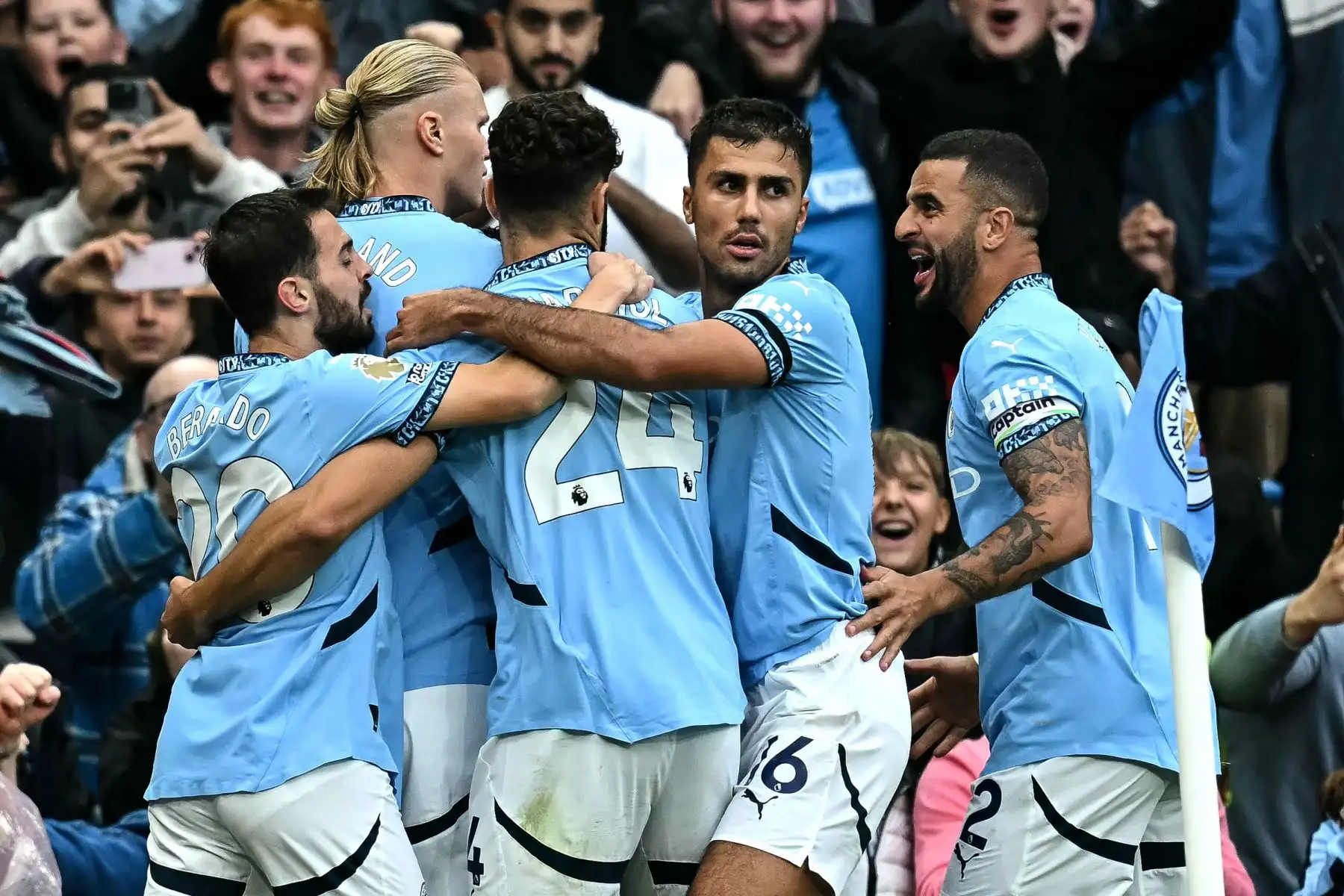 El delantero noruego del Manchester City Erling Haaland es acosado por jugadores después de marcar el primer gol del equipo durante el partido de fútbol de la Premier League inglesa entre Manchester City y Arsenal en el Etihad Stadium en Manchester. Foto: ANDINA/AFP