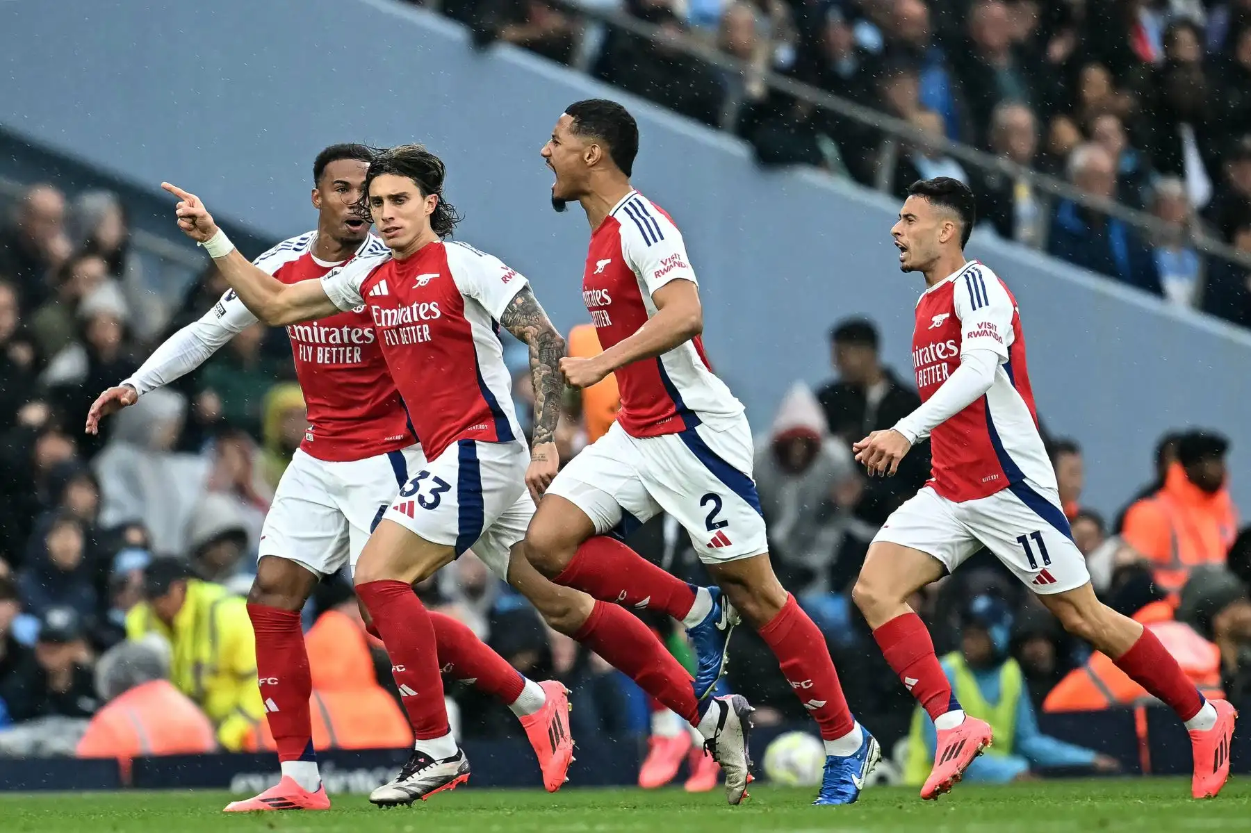El defensa italiano del Arsenal, número Riccardo Calafiori, celebra el primer gol del equipo durante el partido de fútbol de la Premier League inglesa entre el Manchester City y el Arsenal en el estadio Etihad en Manchester. Foto: ANDINA/AFP