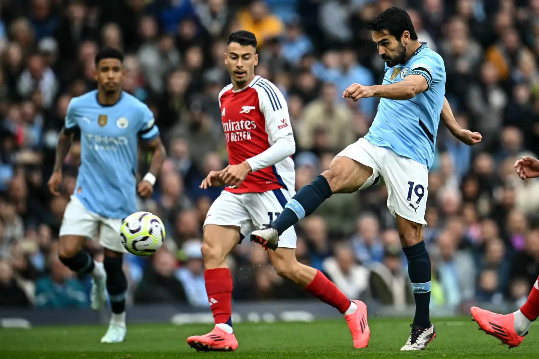 El centrocampista alemán del Manchester City, número Ilkay Gundogan, dispara pero no logra marcar durante el partido de fútbol de la Premier League inglesa entre el Manchester City y el Arsenal en el estadio Etihad en Manchester. 
Foto. ANDINA/AFP
