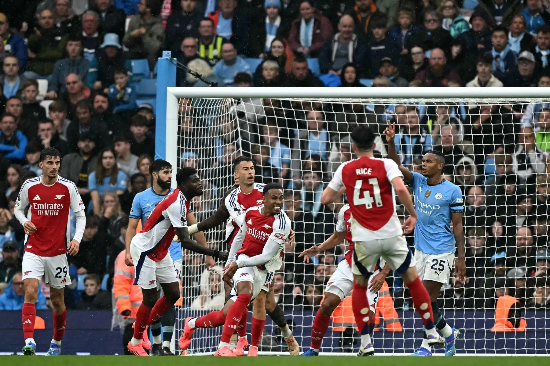 El defensa brasileño del Arsenal, Gabriel Magalhaes, celebra el segundo gol del equipo durante el partido de fútbol de la Premier League inglesa entre el Manchester City y el Arsenal en el estadio Etihad de Manchester. Foto: ANDINA/ AFP