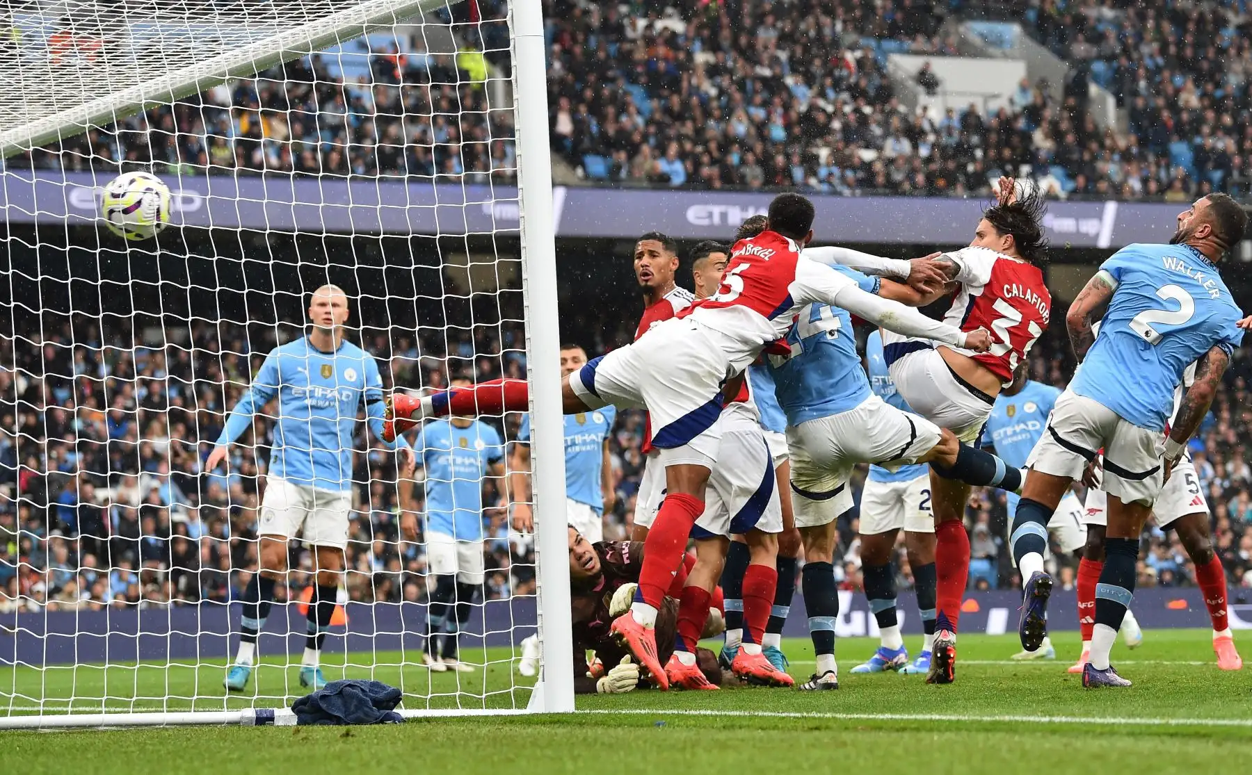 Gabriel Magalhaes del Arsenal marca el gol del 1-2 durante el partido de la Premier League inglesa entre el Manchester City y el Arsenal en Manchester, Gran Bretaña. Foto: ANDINA/ EFE