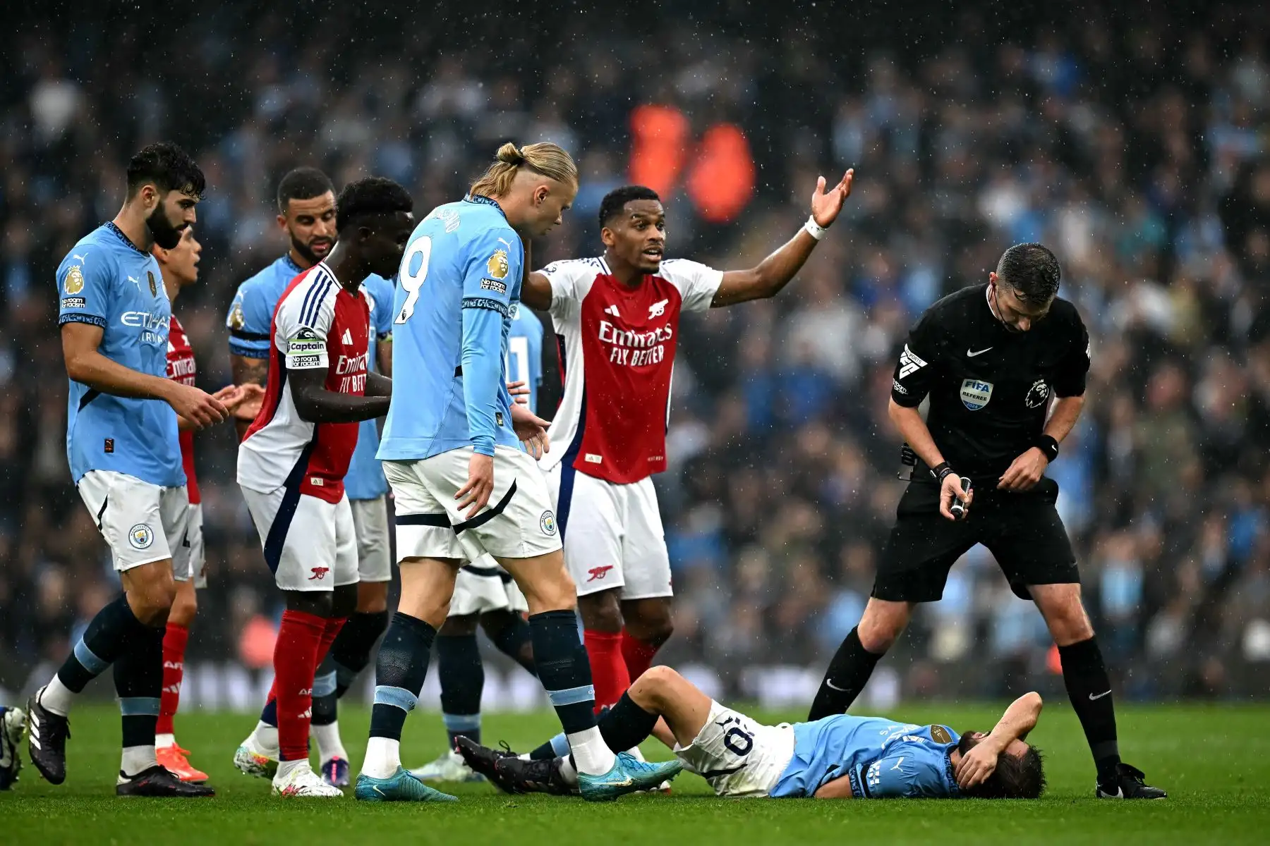El centrocampista portugués del Manchester City Bernardo Silva reacciona en el suelo después de recibir una falta del centrocampista belga del Arsenal Leandro Trossard durante el partido de fútbol de la Premier League inglesa entre el Manchester City y el Arsenal en el Etihad Stadium en Manchester, noroeste de Inglaterra. 
Foto. ANDINA/AFP