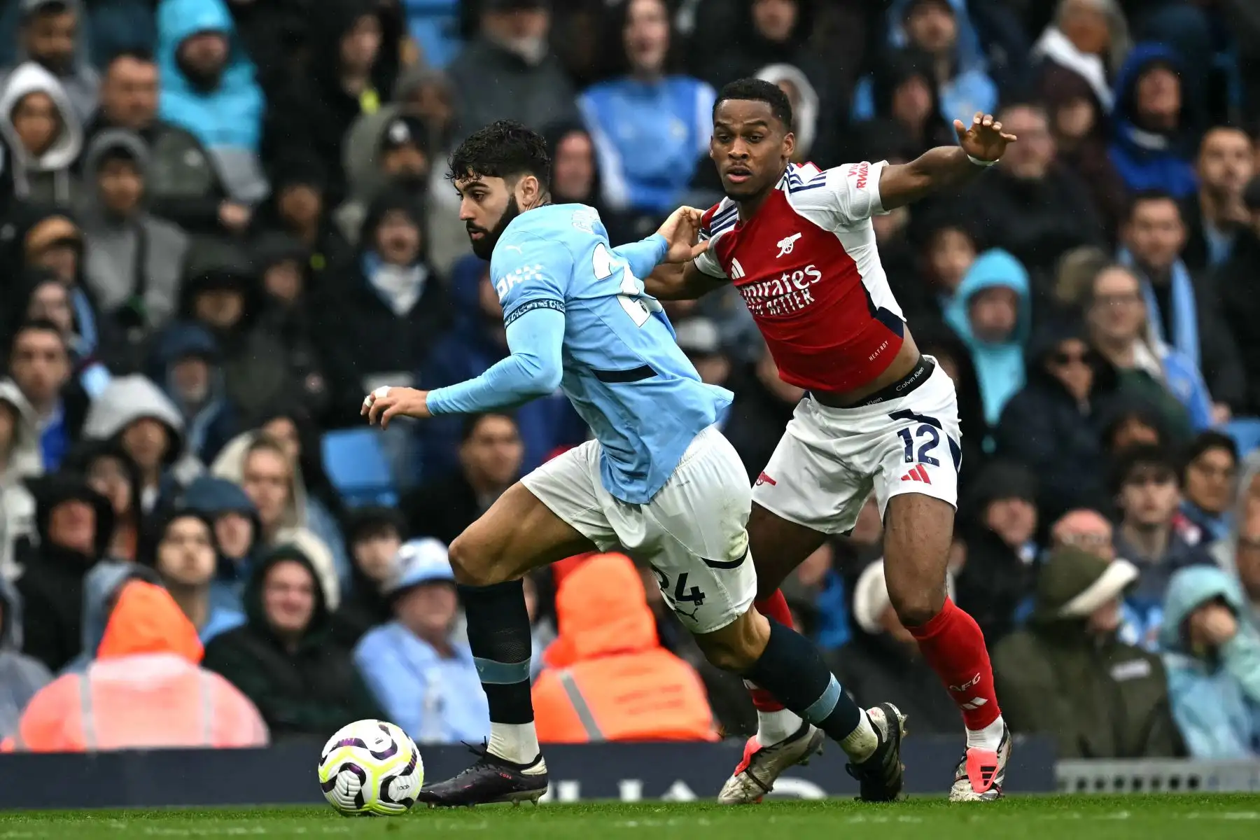 Español El defensa croata del Manchester City, número, Josko Gvardiol, compite por el balón con el defensor holandés del Arsenal, Jurrien Timber, durante el partido de fútbol de la Premier League inglesa entre el Manchester City y el Arsenal en el estadio Etihad de Manchester, en el noroeste de Inglaterra. Foto: ANDINA/AFP