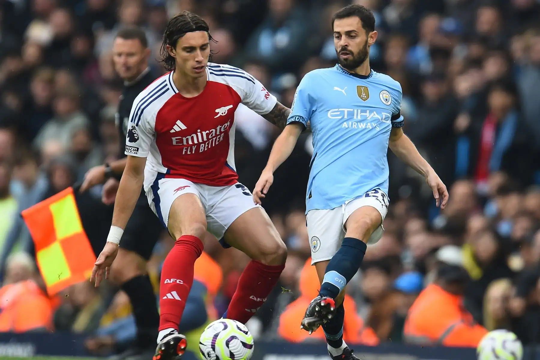 Bernardo Silva  del Manchester City en acción contra Riccardo Calafiori del Arsenal durante el partido de la Premier League inglesa entre el Manchester City y el Arsenal en Manchester, Gran Bretaña. Foto: ANDINA/EFE