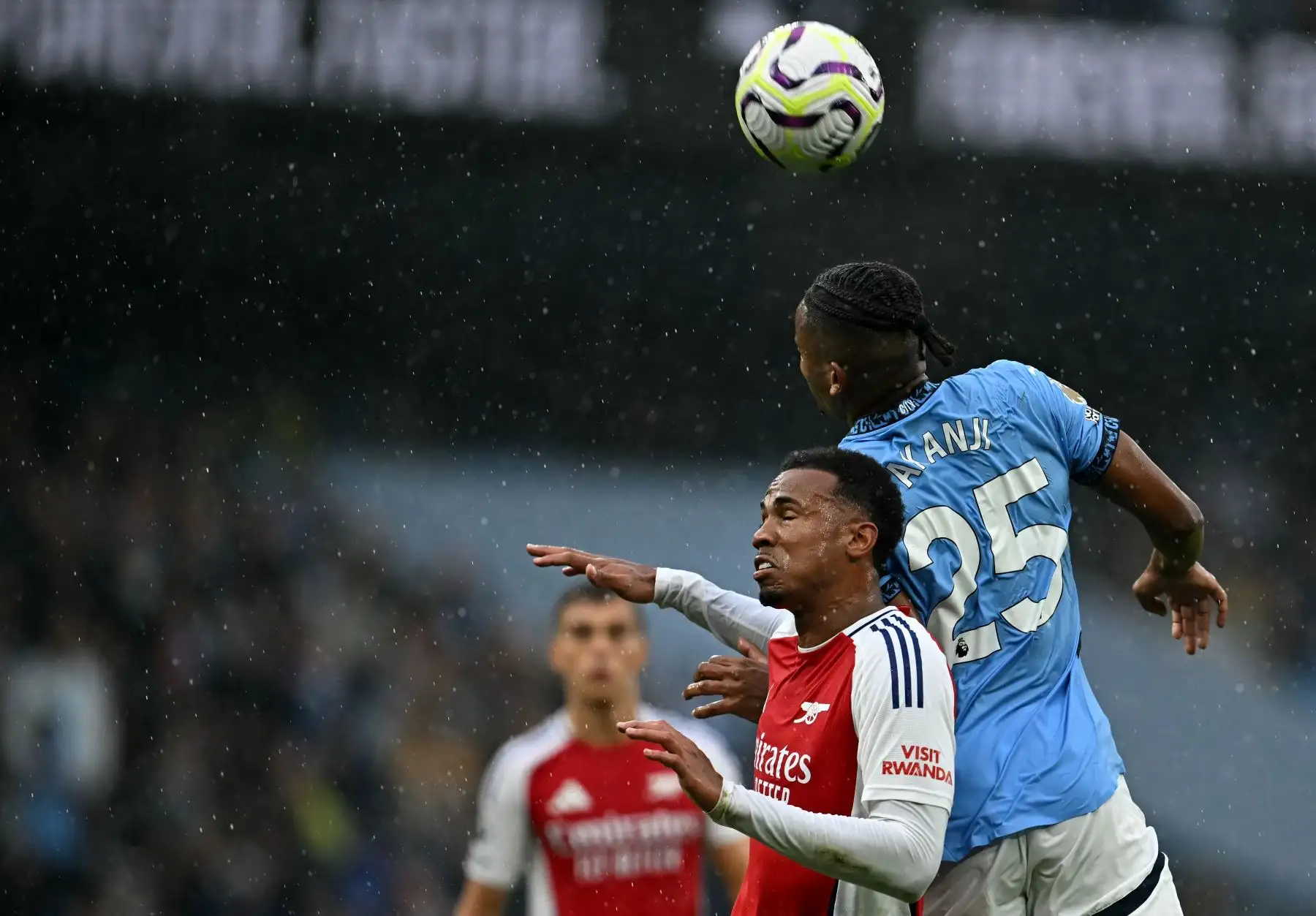 El defensa brasileño del Arsenal, Gabriel Magalhaes, disputa el balón con el defensa suizo del Manchester City, Manuel Akanji, durante el partido de la Premier League inglesa entre el Manchester City y el Arsenal en el estadio Etihad de Manchester, en el noroeste de Inglaterra. Foto. ANDINA/AFP